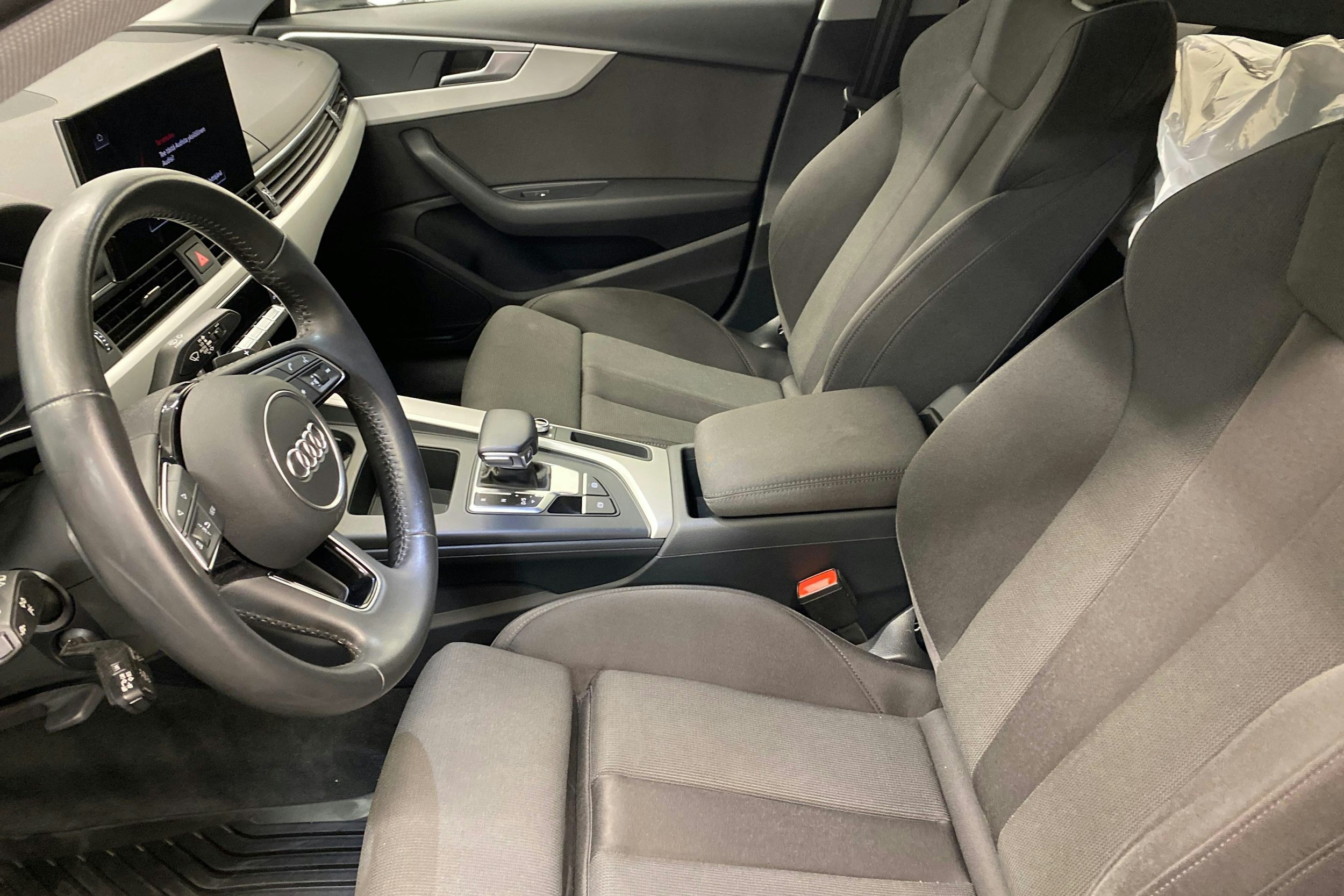 Musta Audi A4 2020 kuva 10.