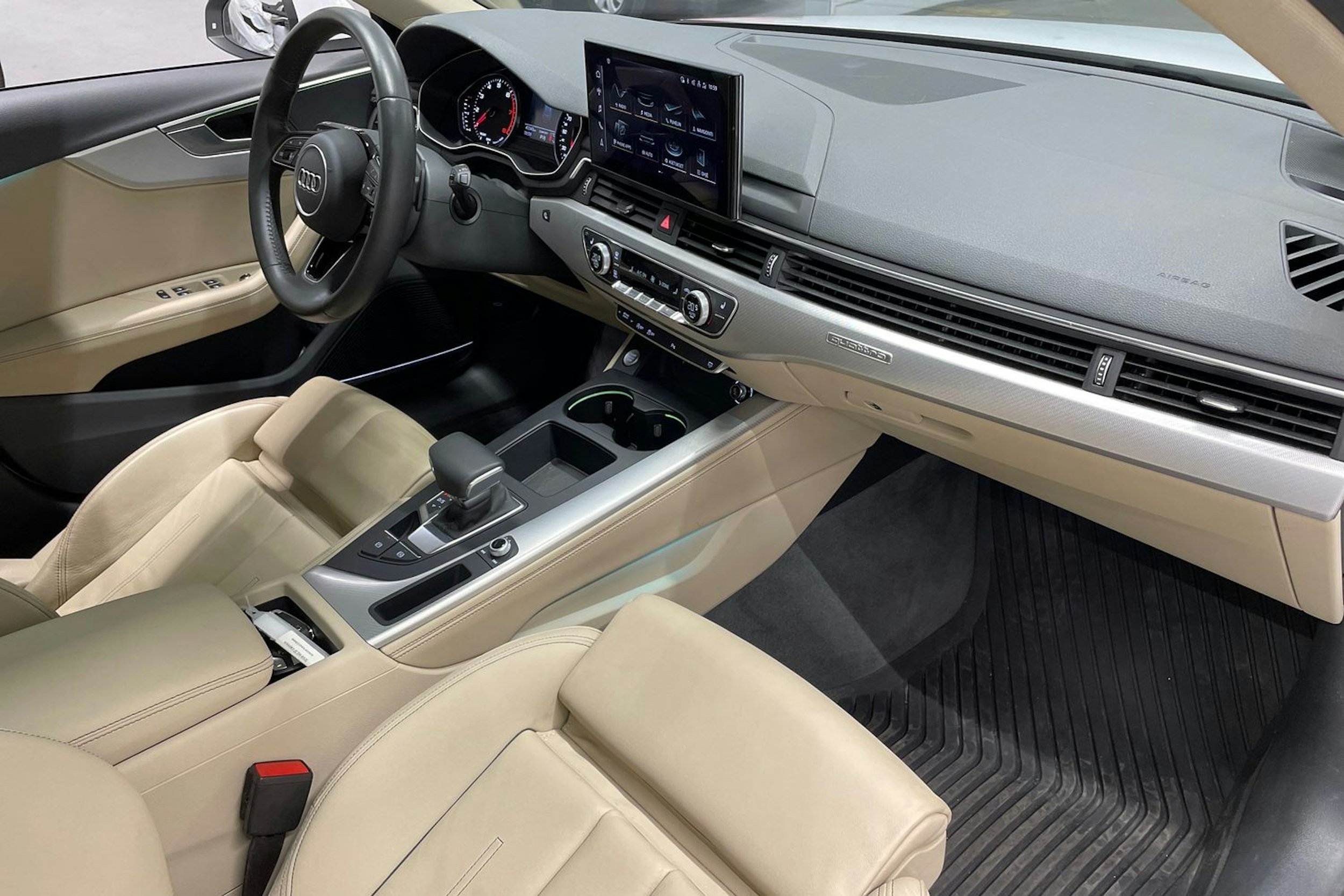 Valkoinen Audi A4 2020 kuva 30.