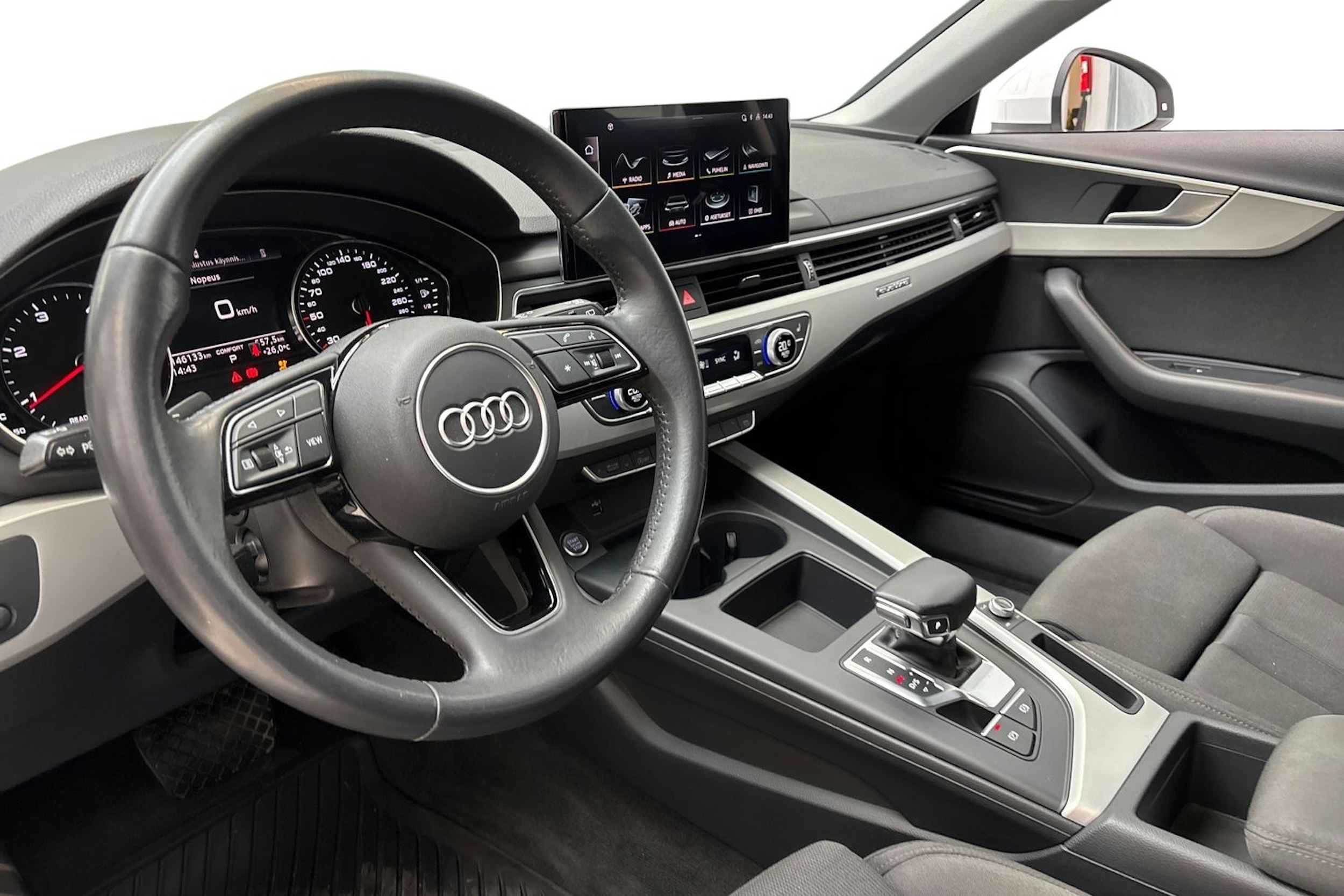 valkoinen Audi A4 2020 kuva 7.