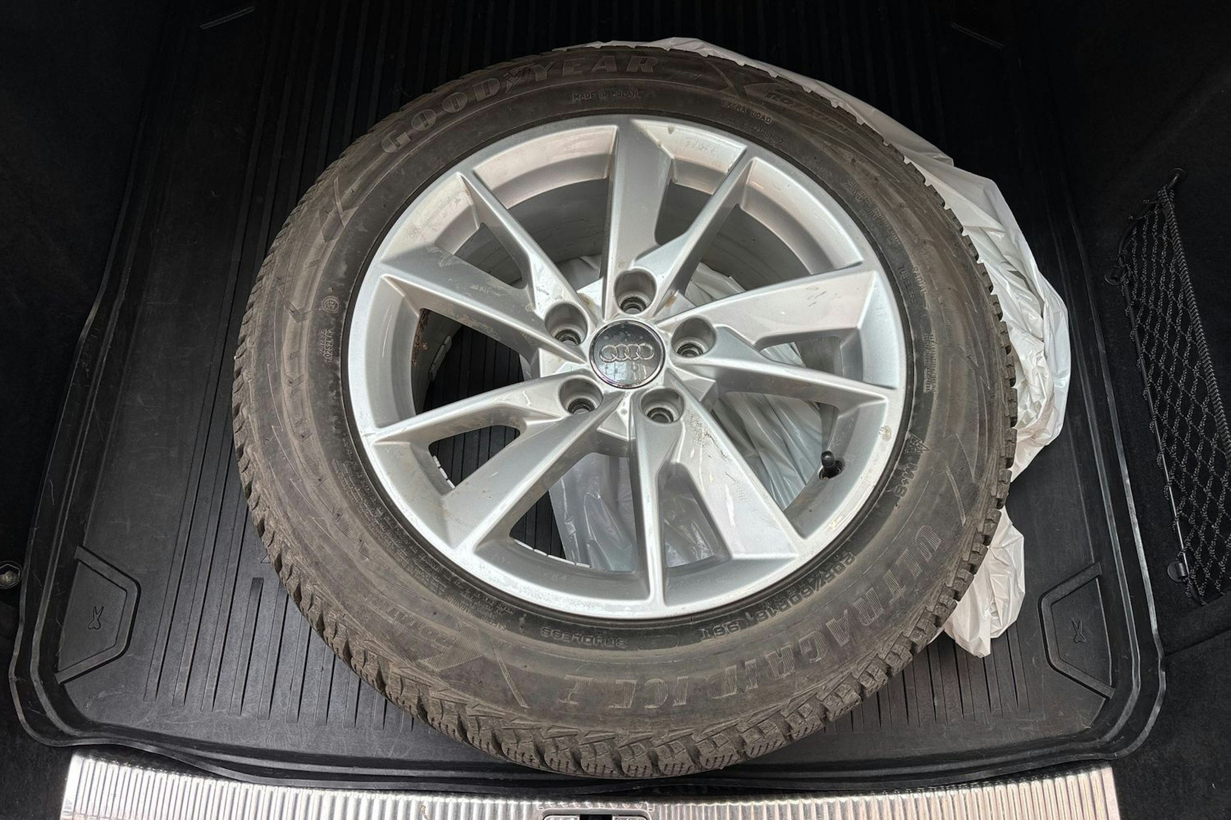 valkoinen Audi A4 2020 kuva 14.