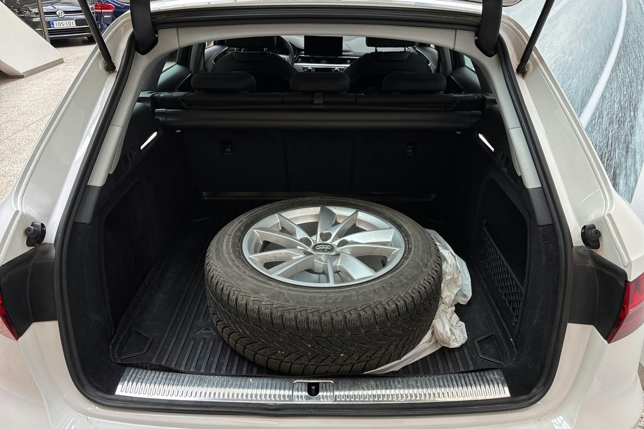 valkoinen Audi A4 2020 kuva 15.