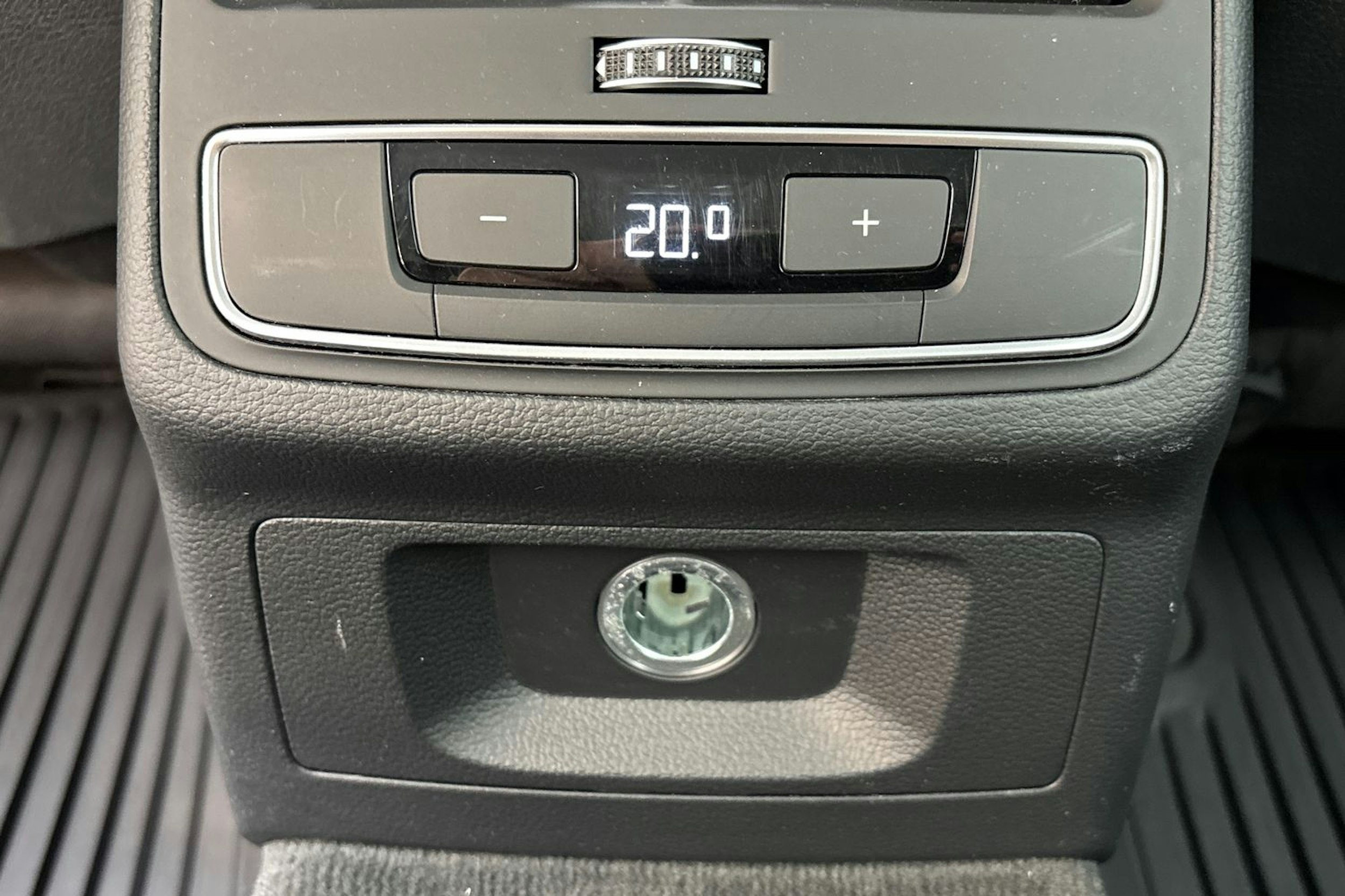 valkoinen Audi A4 2020 kuva 17.