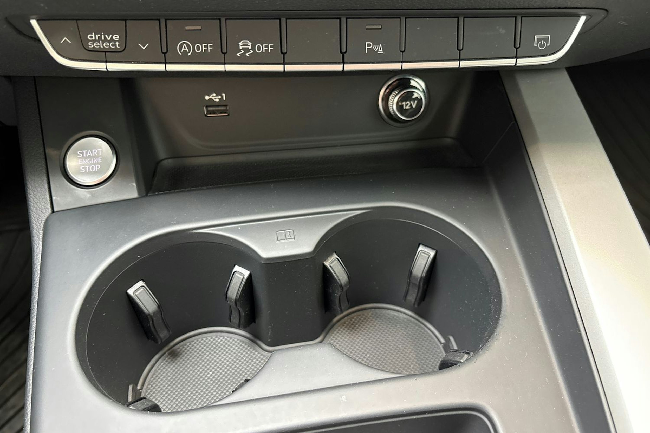 valkoinen Audi A4 2020 kuva 31.