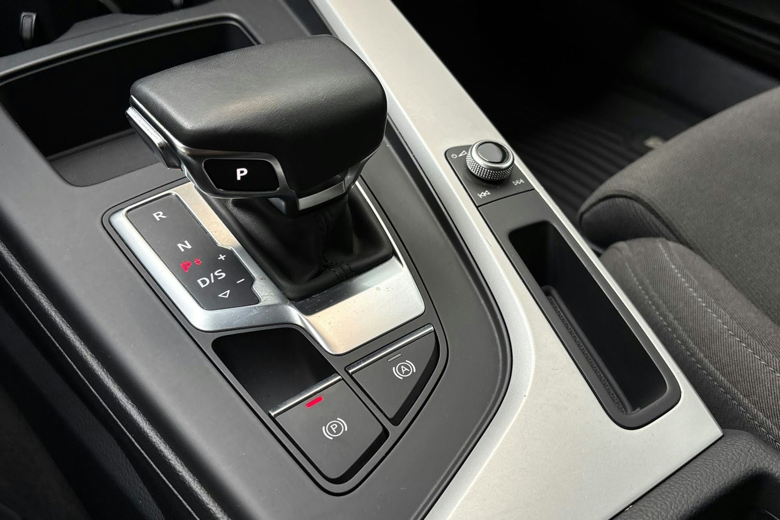 valkoinen Audi A4 2020 kuva 32.