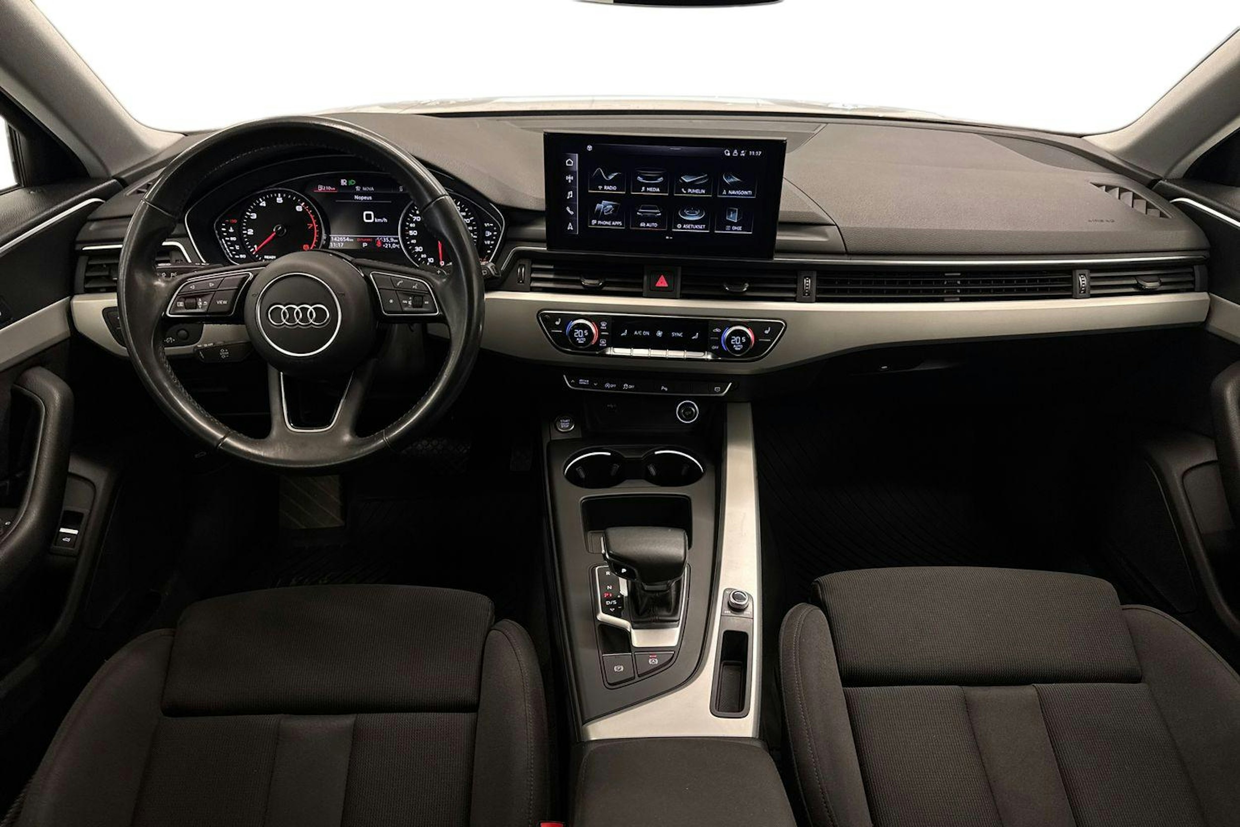 Valkoinen Audi A4 2020 kuva 9.