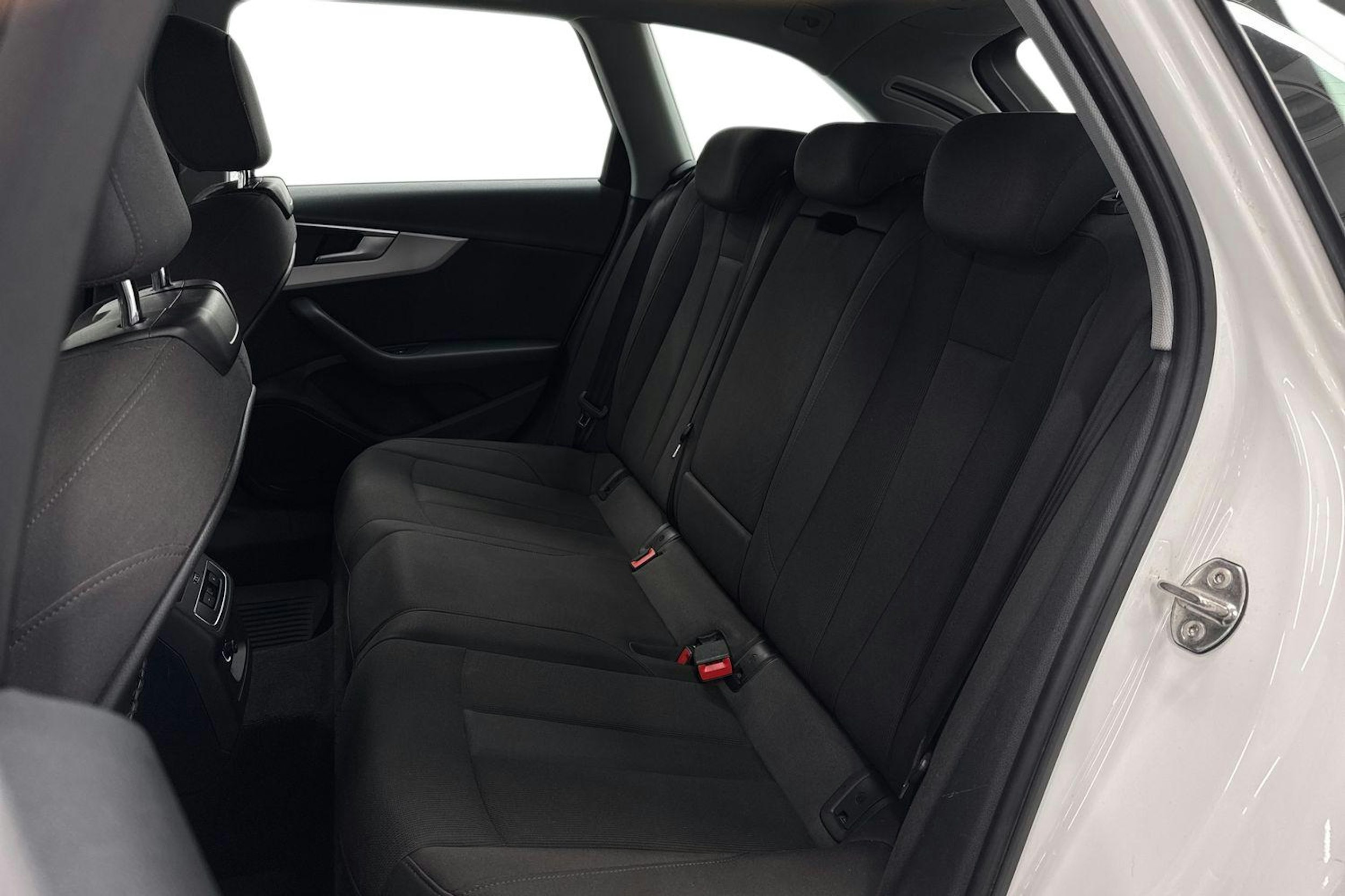 Valkoinen Audi A4 2020 kuva 10.