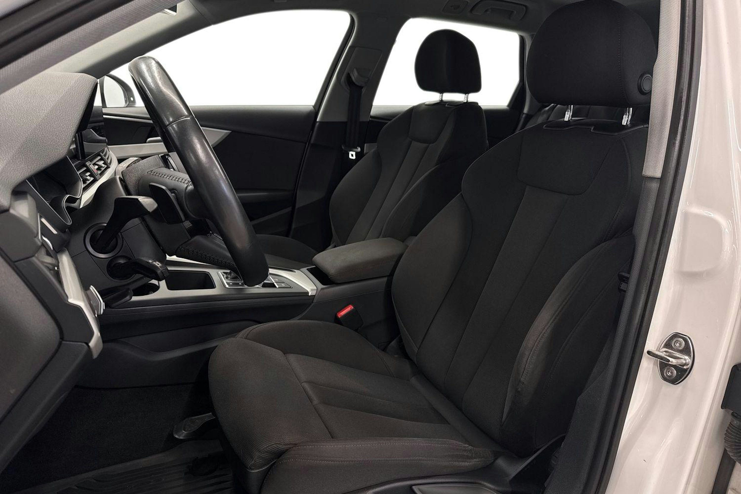 Valkoinen Audi A4 2020 kuva 11.