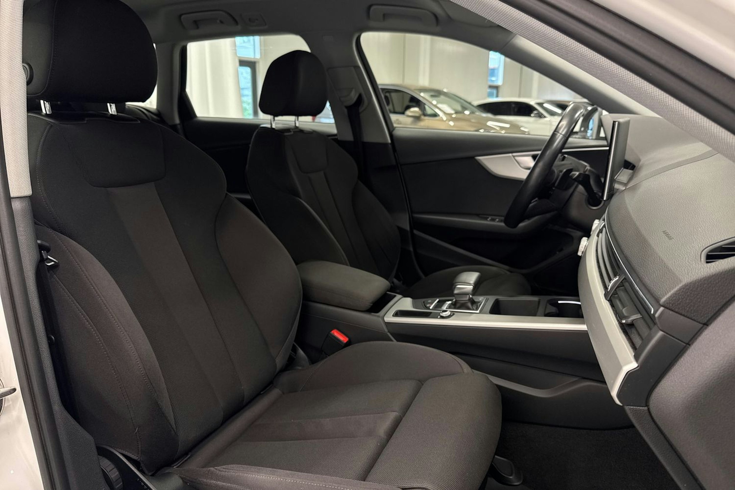 Valkoinen Audi A4 2020 kuva 13.