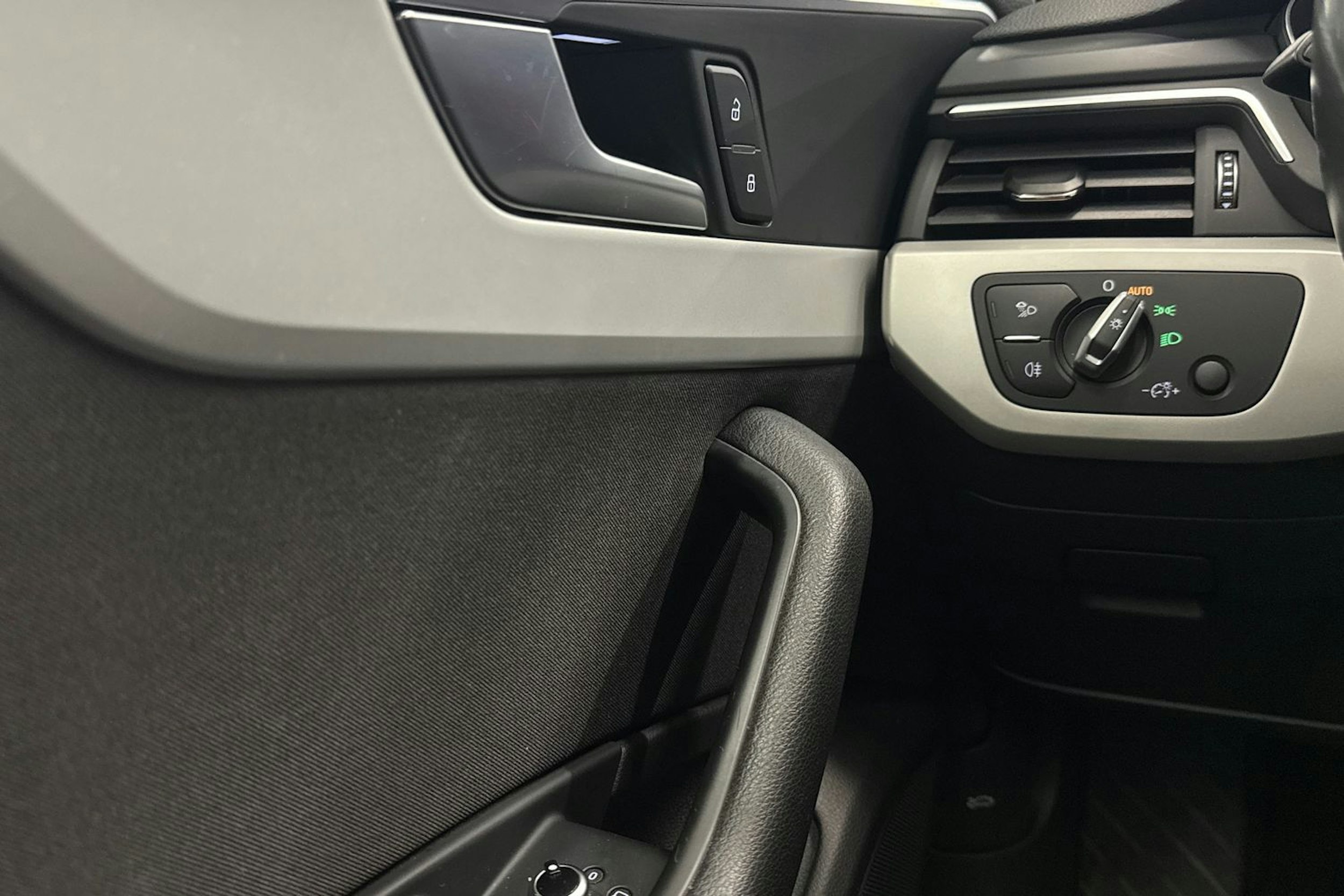 Valkoinen Audi A4 2020 kuva 19.