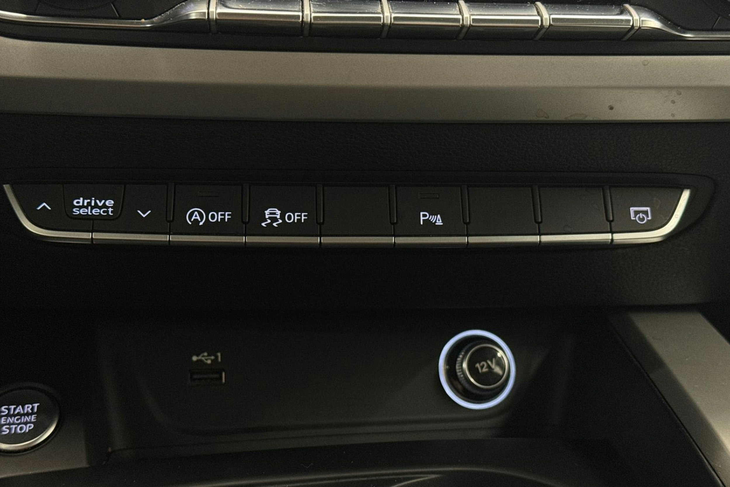 Valkoinen Audi A4 2020 kuva 23.