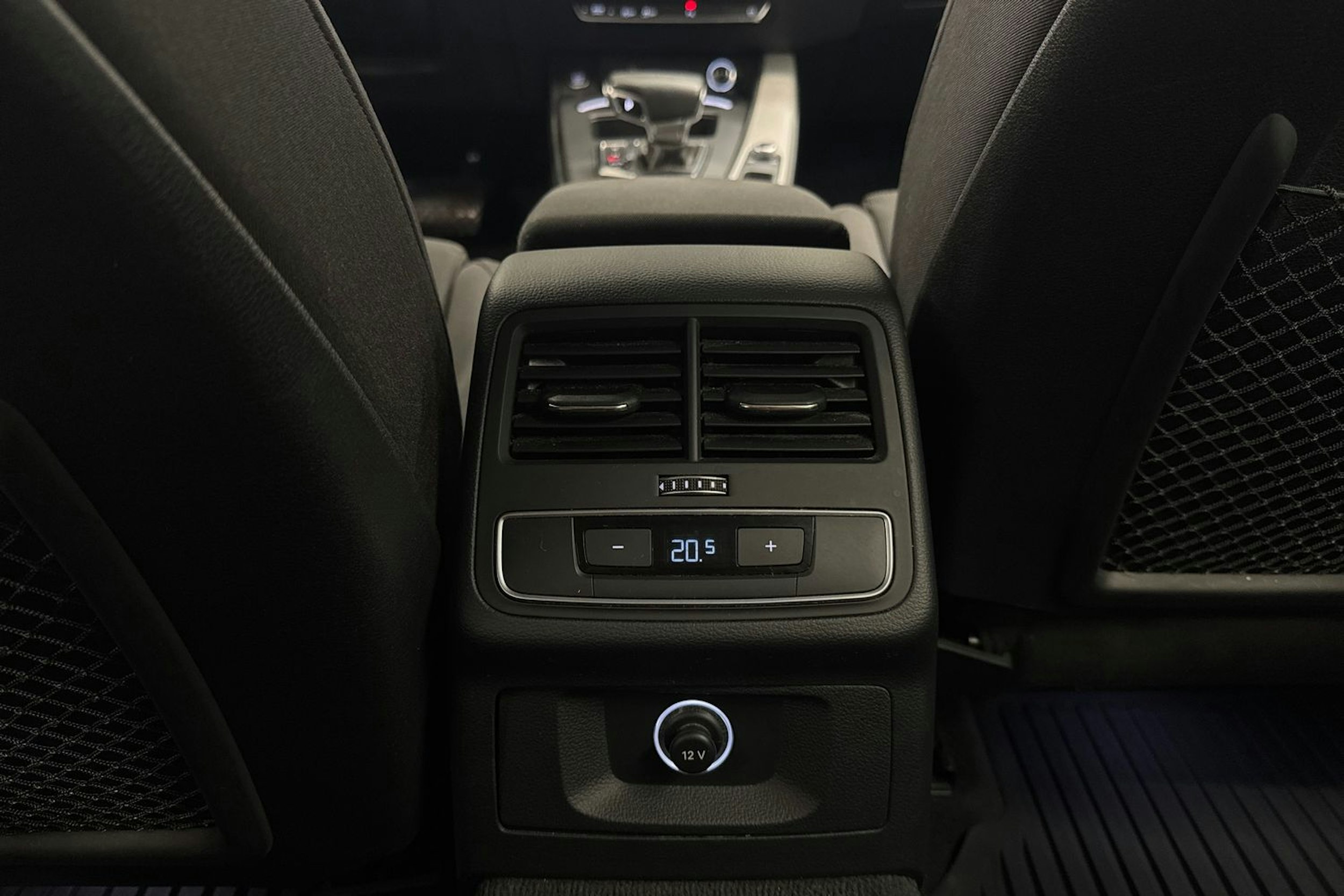 Valkoinen Audi A4 2020 kuva 36.