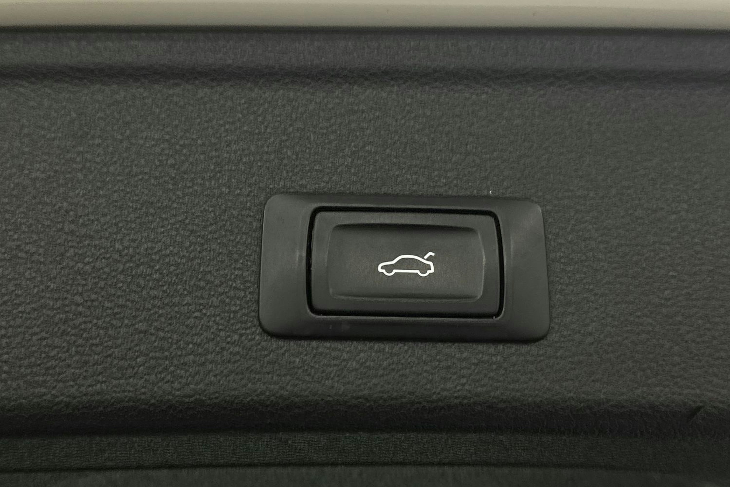Valkoinen Audi A4 2020 kuva 38.