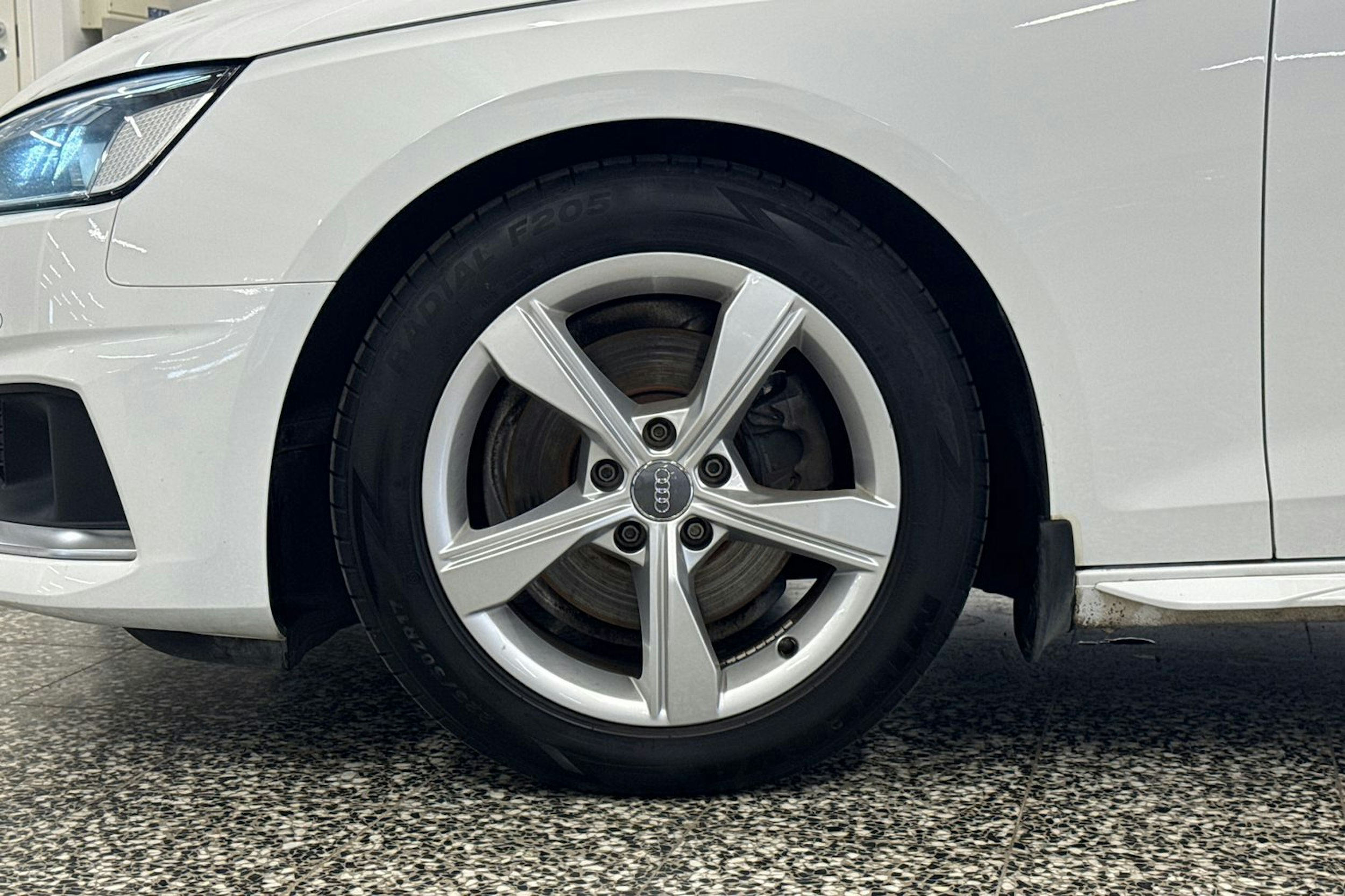 Valkoinen Audi A4 2020 kuva 41.