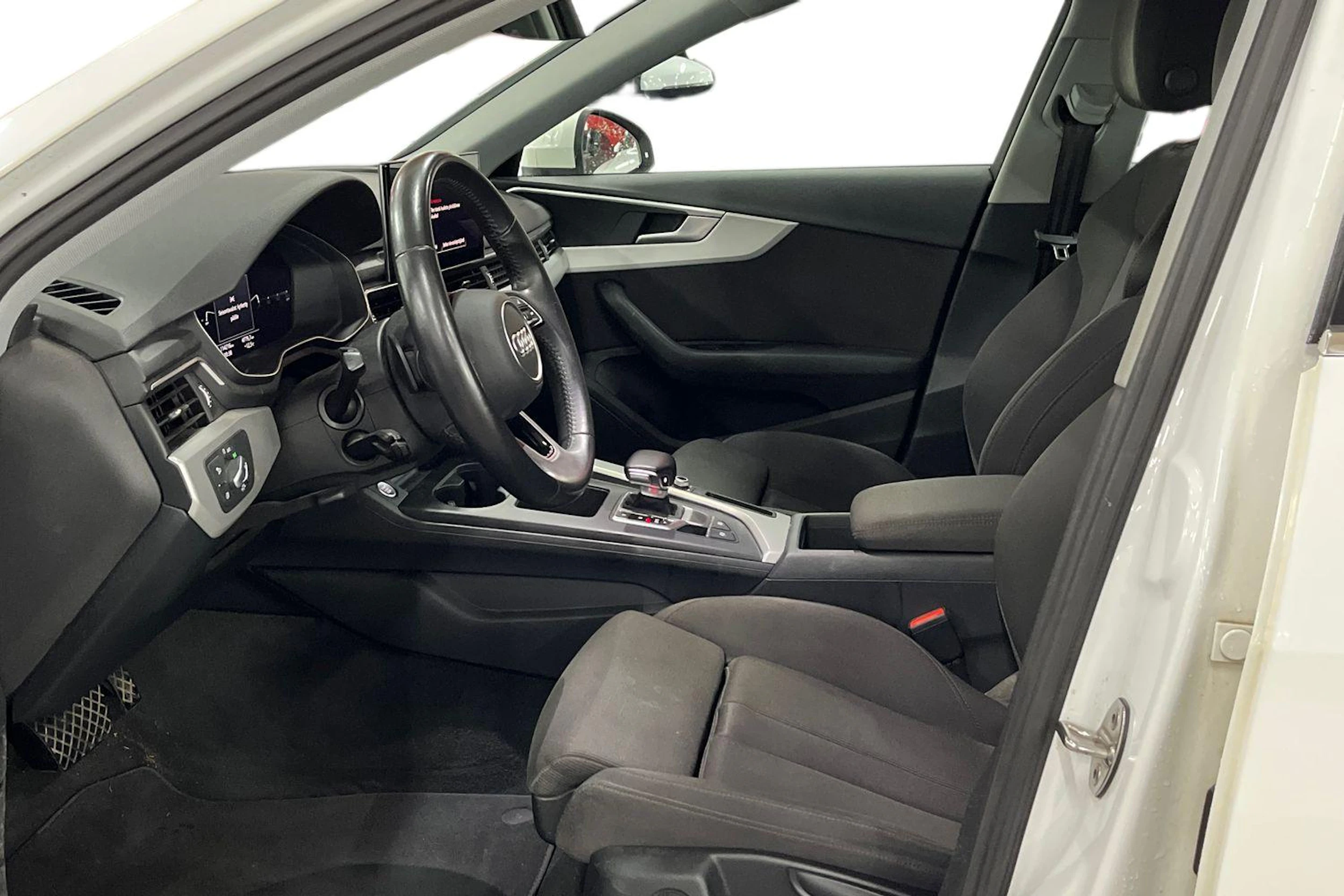 Valkoinen Audi A4 2020 kuva 6.