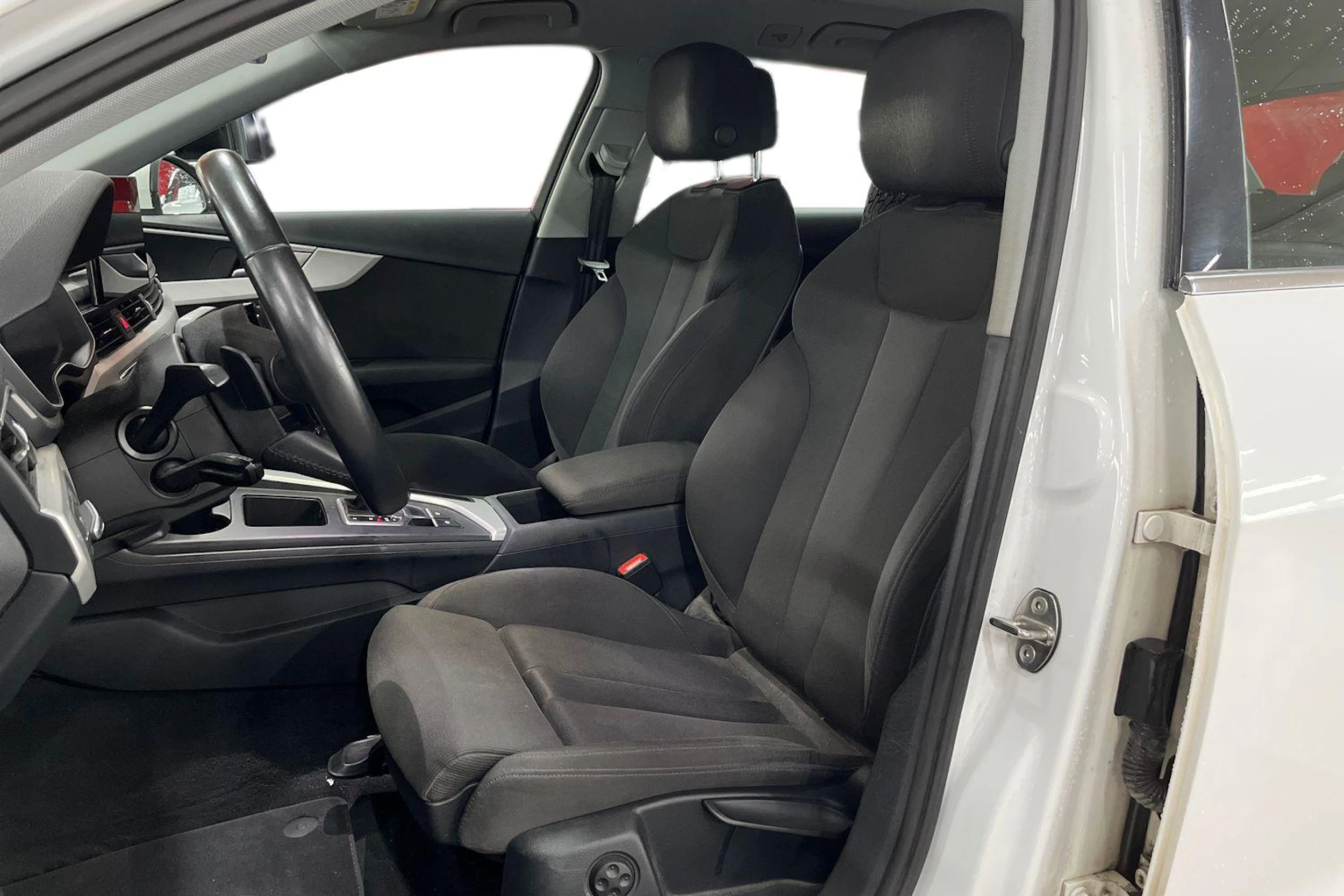 Valkoinen Audi A4 2020 kuva 8.