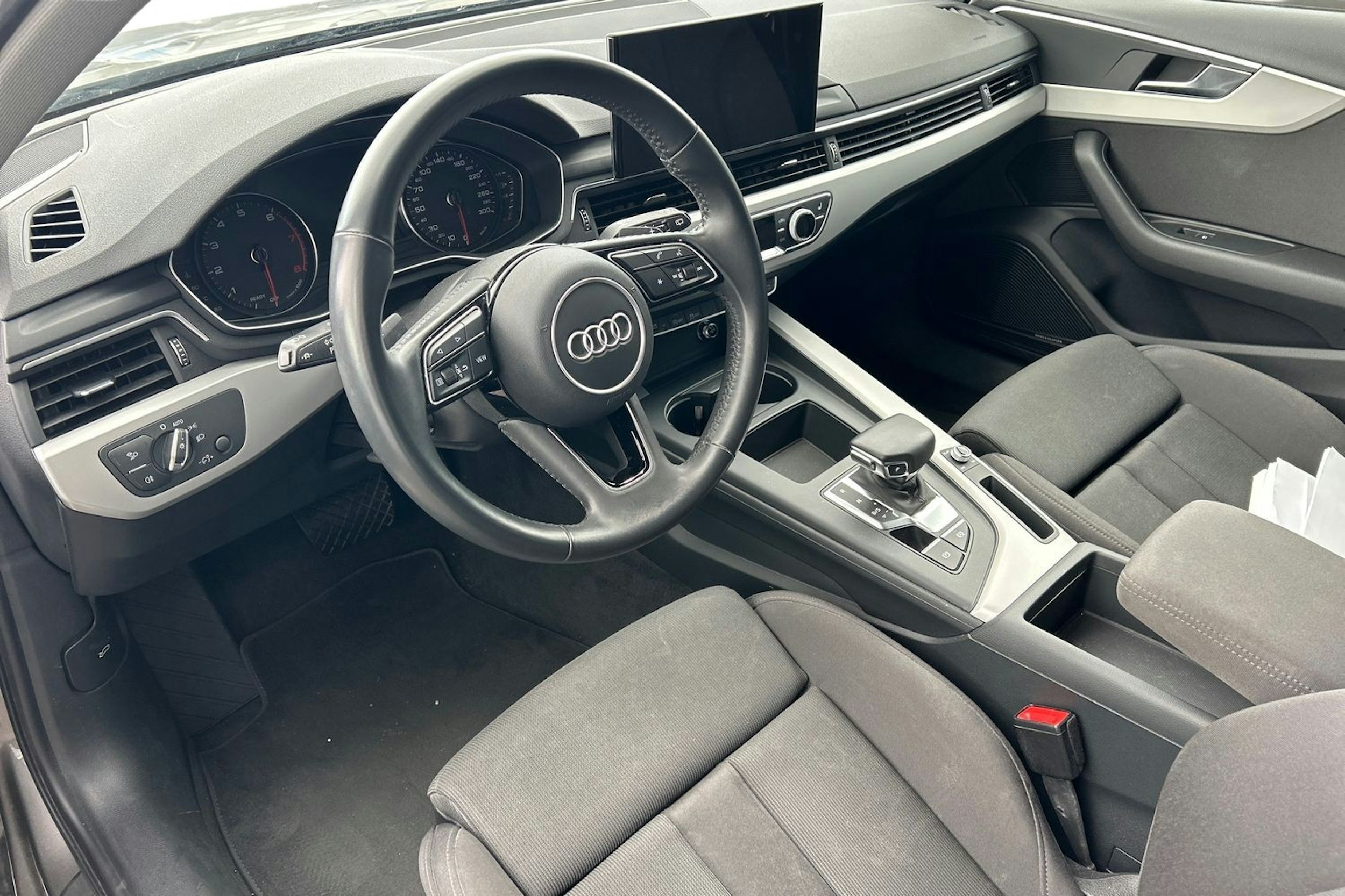 harmaa Audi A4 2020 kuva 3.