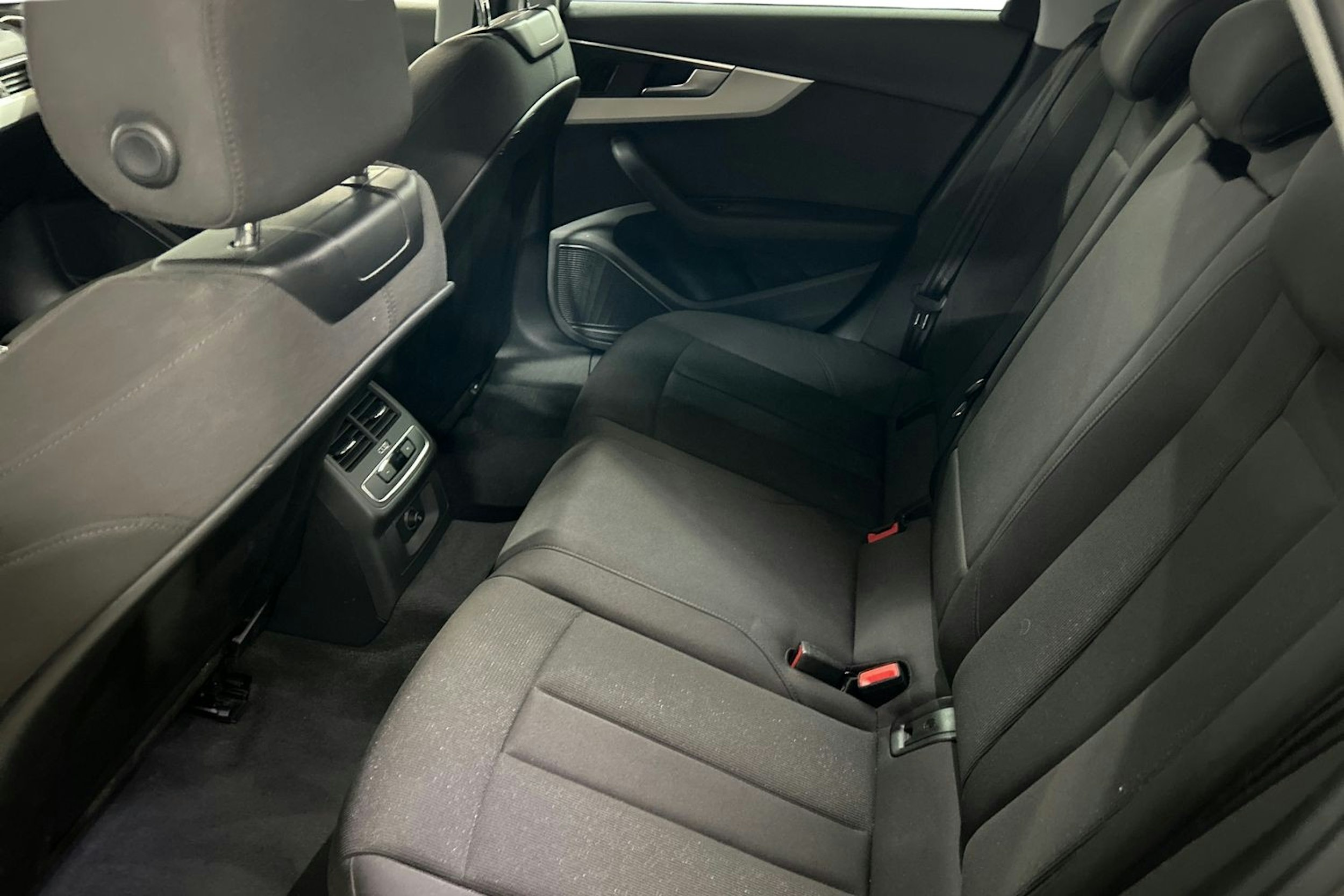 harmaa Audi A4 2020 kuva 10.