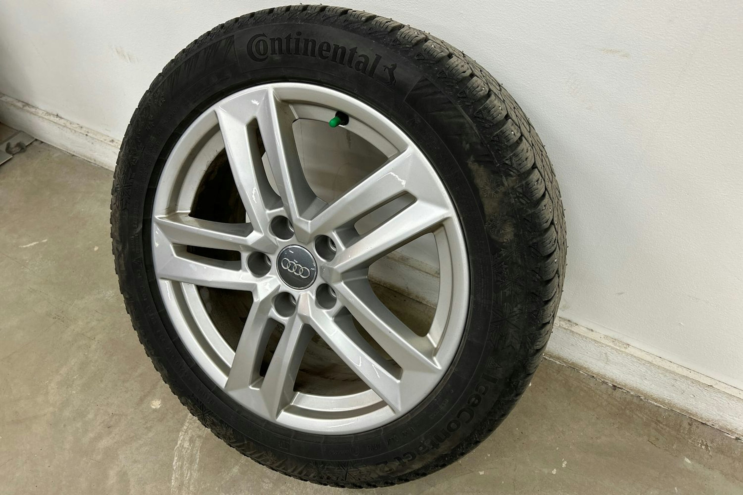harmaa Audi A4 2020 kuva 13.