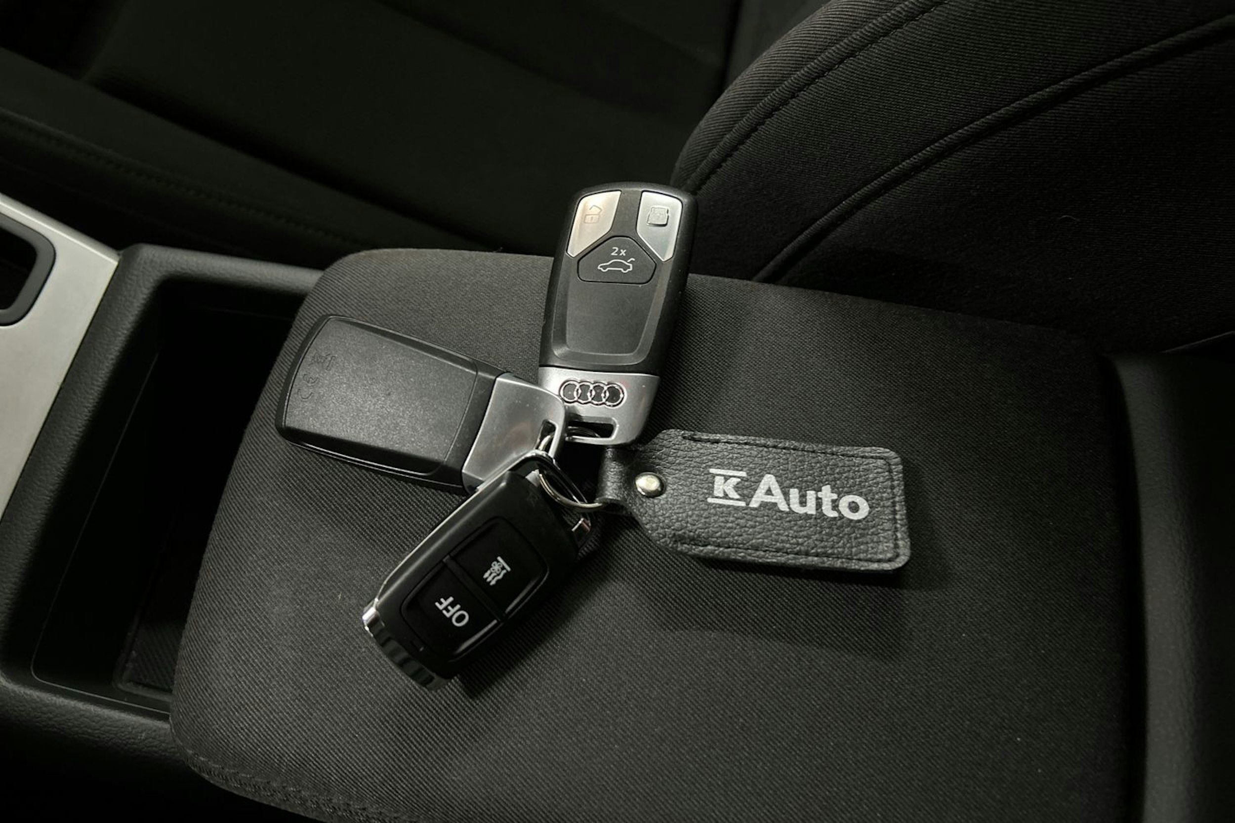 harmaa Audi A4 2020 kuva 32.