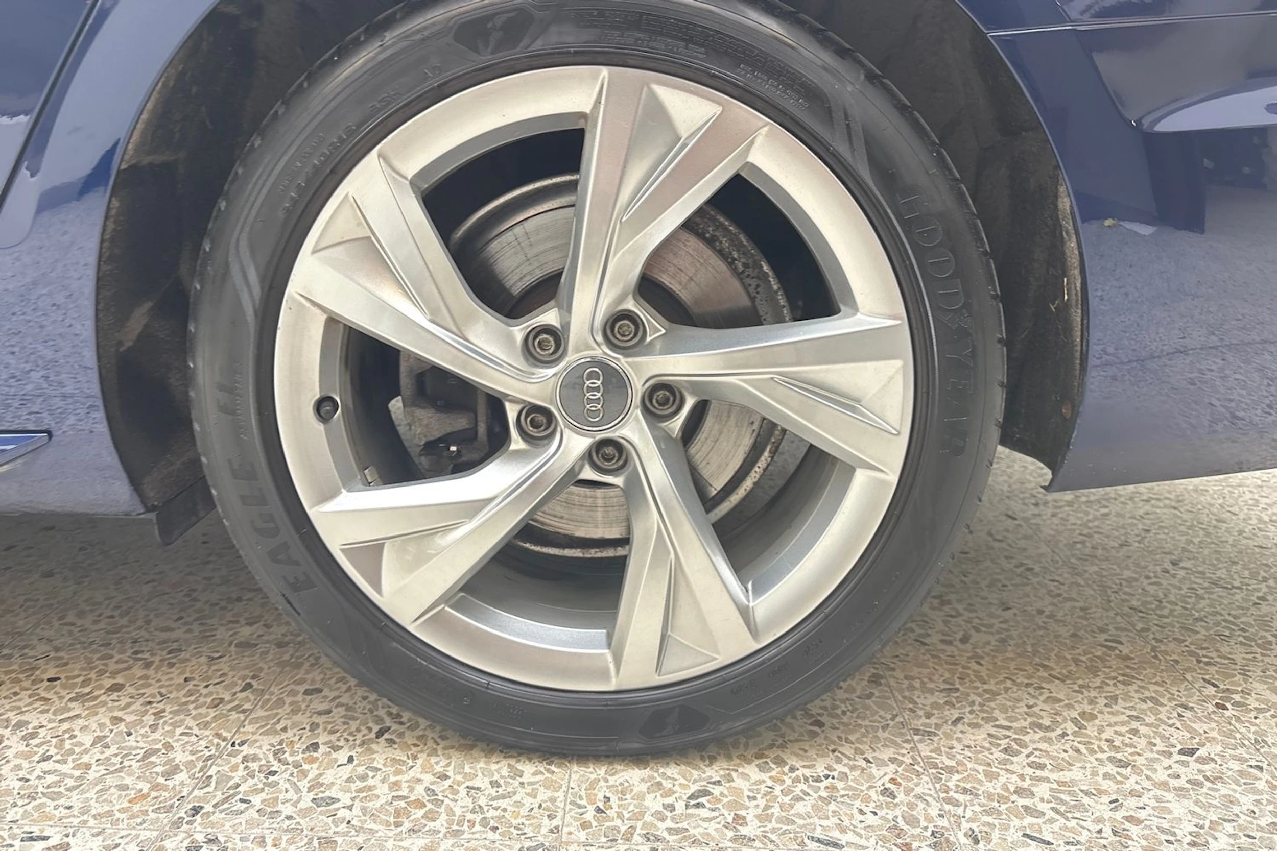 sininen Audi A4 2021 kuva 10.