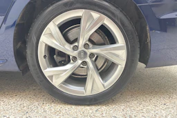 sininen Audi A4 2021 kuva 10.