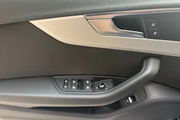 sininen Audi A4 2021 kuva 16.