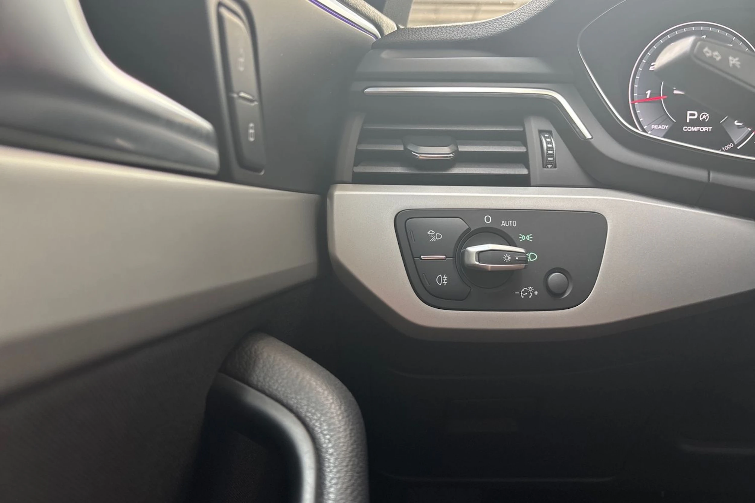sininen Audi A4 2021 kuva 17.