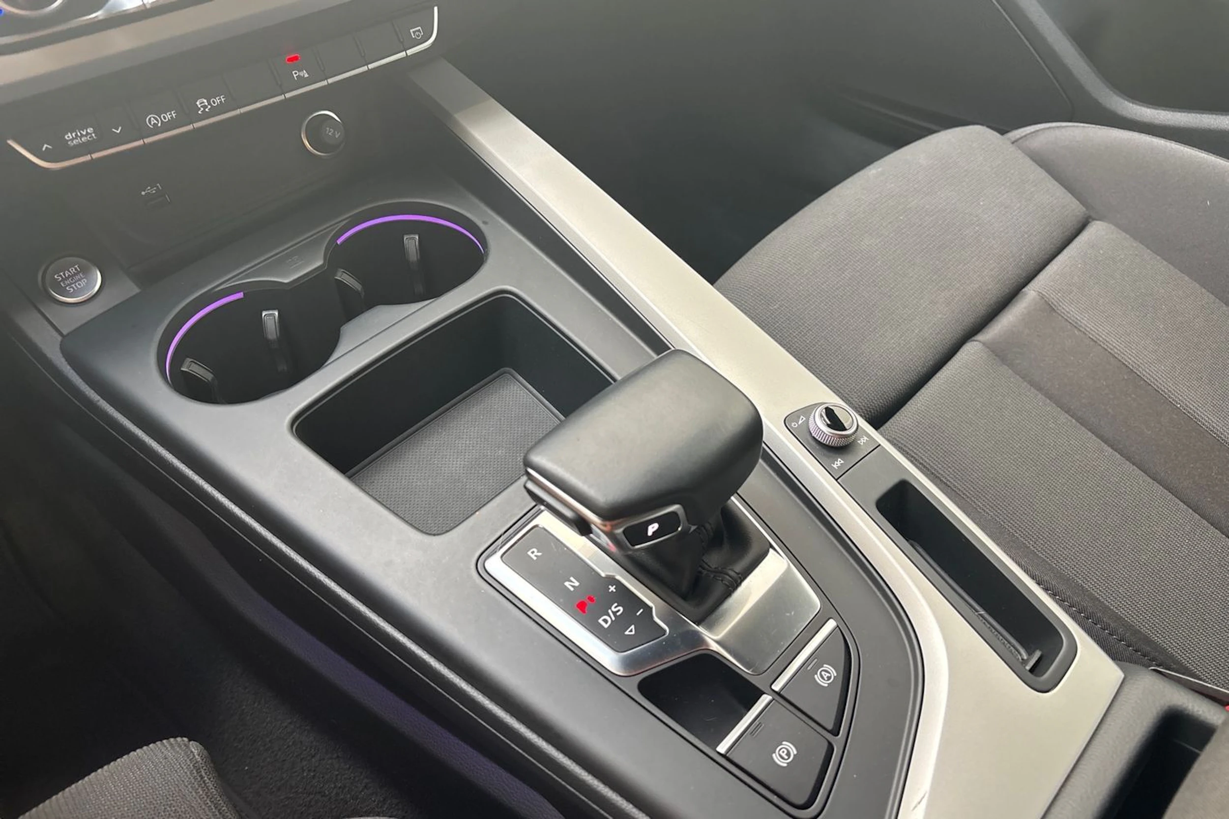 sininen Audi A4 2021 kuva 24.