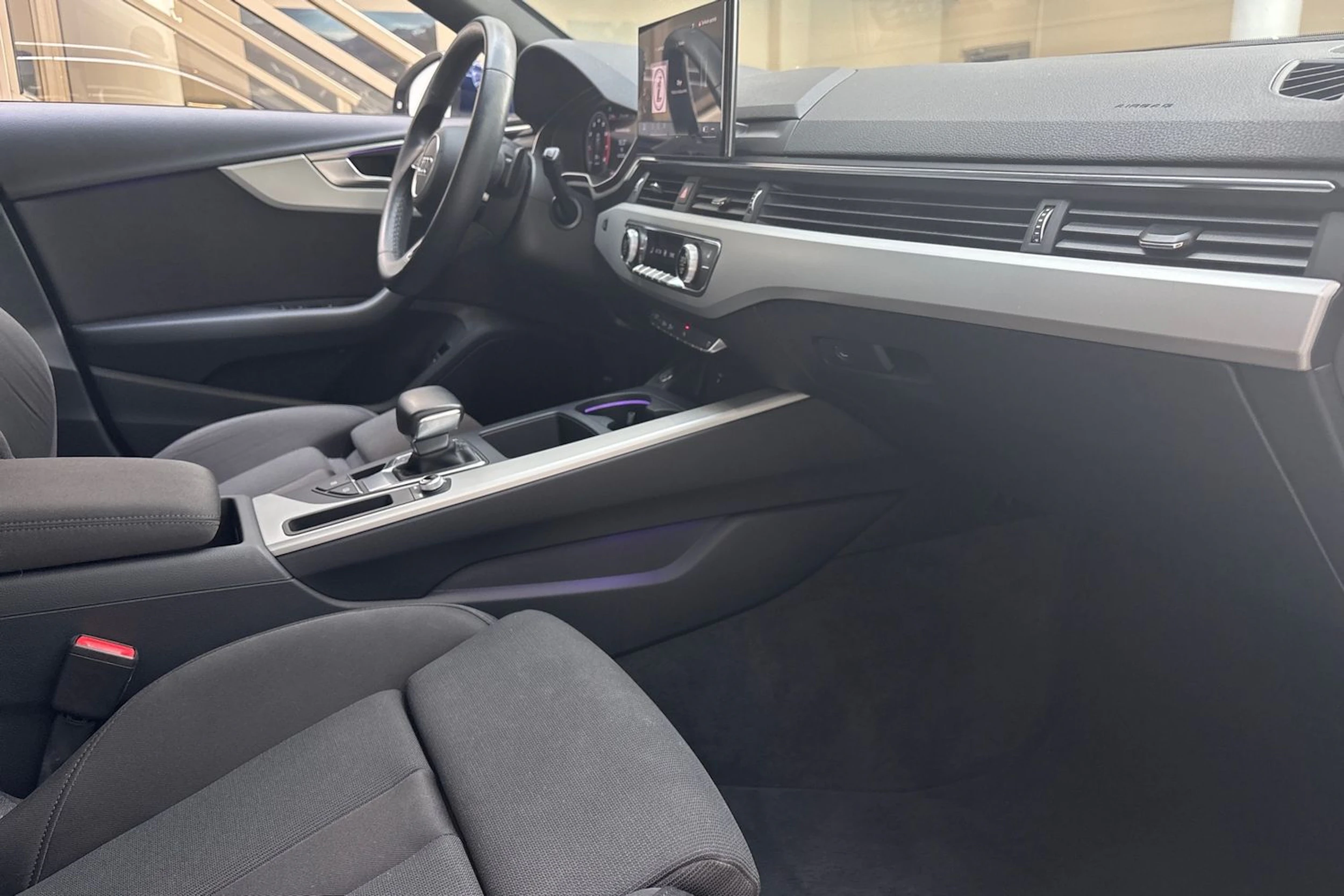 sininen Audi A4 2021 kuva 27.