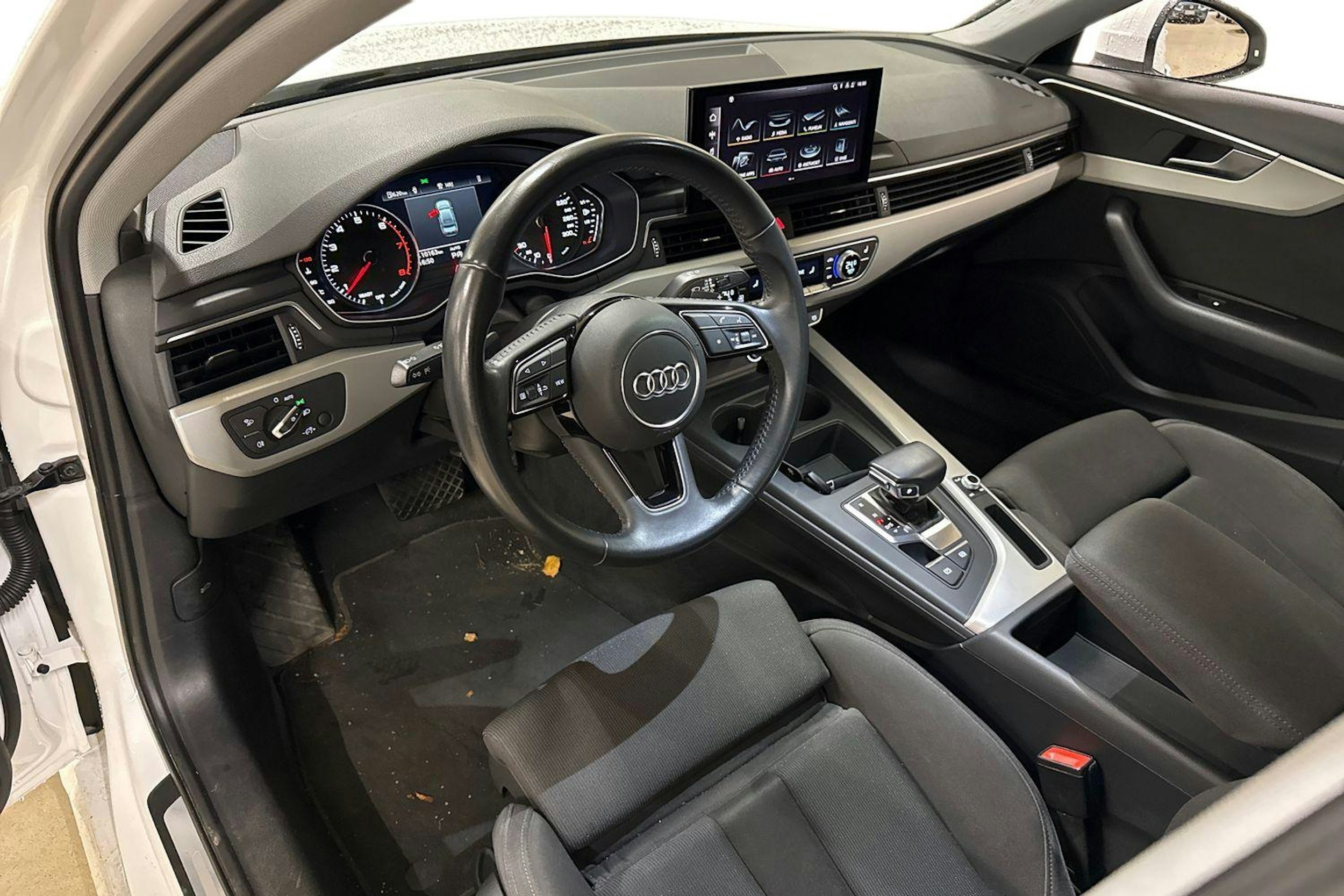 valkoinen Audi A4 2020 kuva 3.