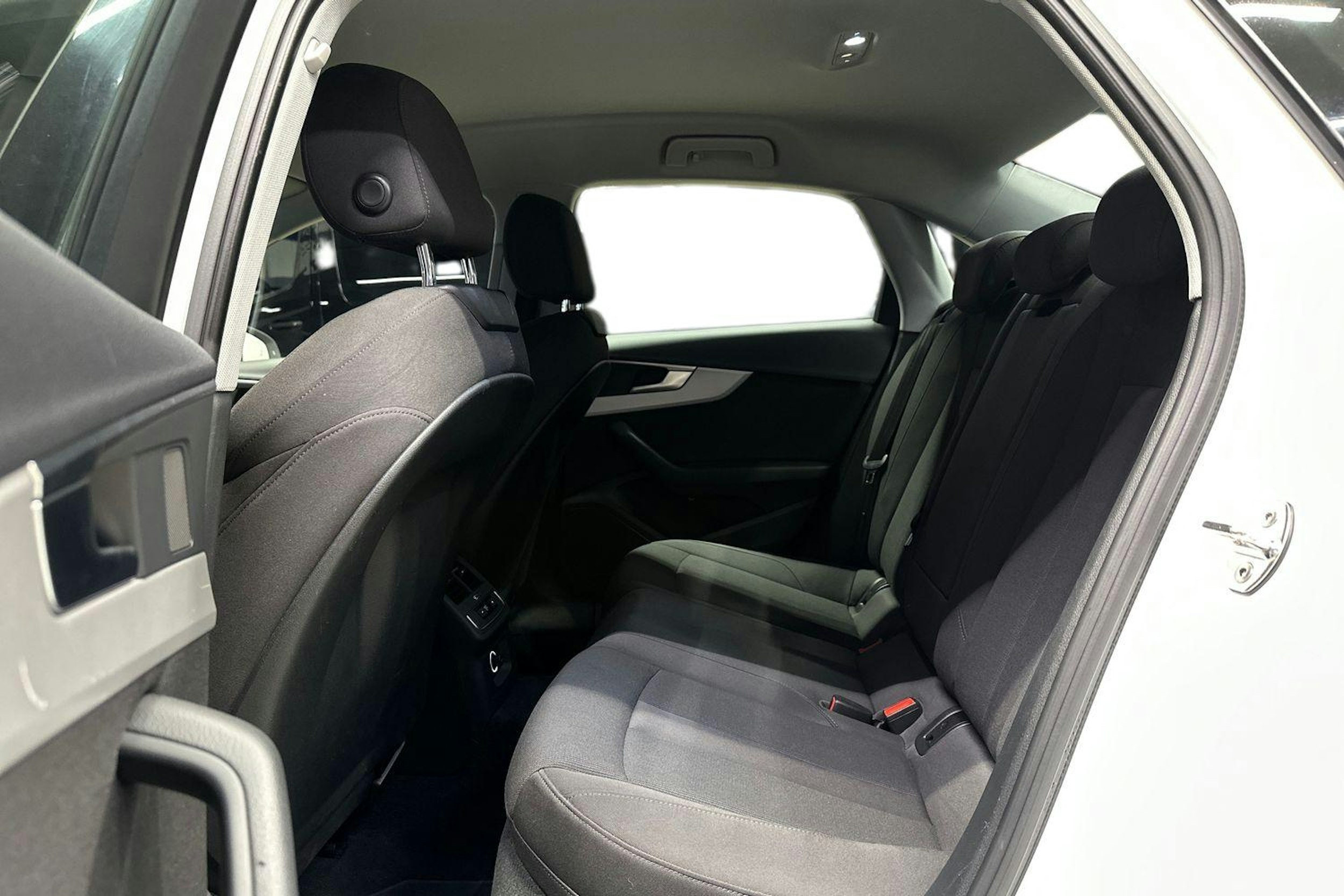 valkoinen Audi A4 2020 kuva 10.