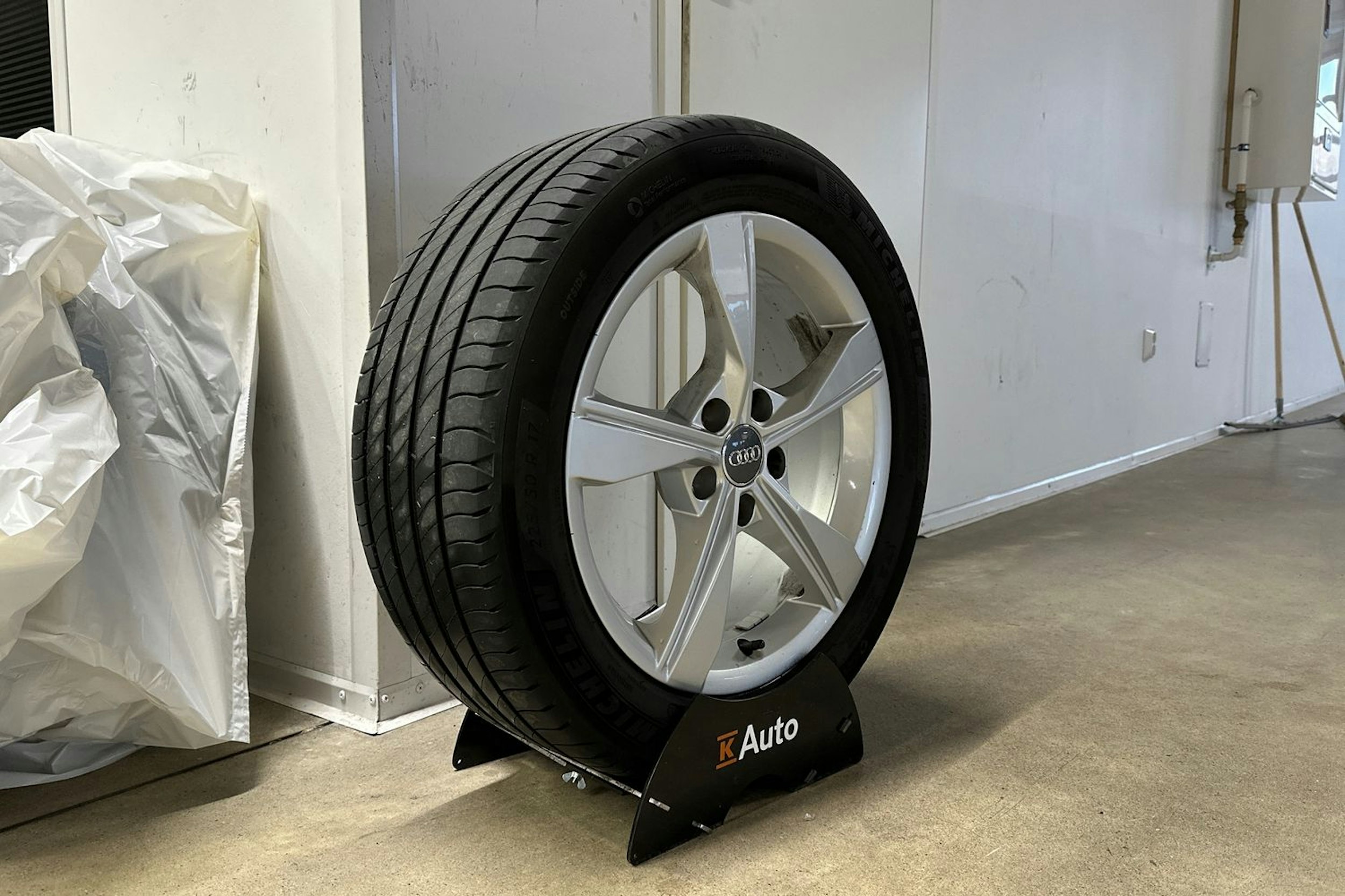 valkoinen Audi A4 2020 kuva 13.