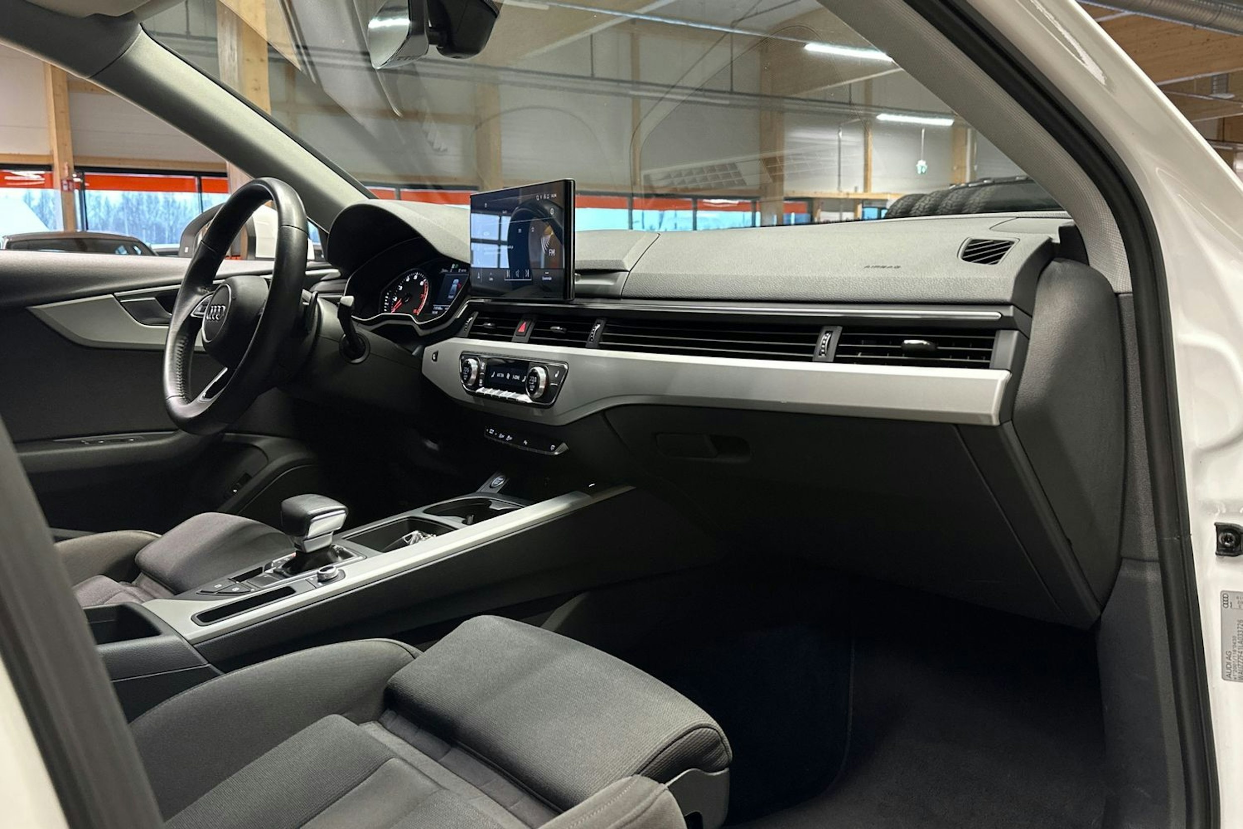 valkoinen Audi A4 2020 kuva 14.