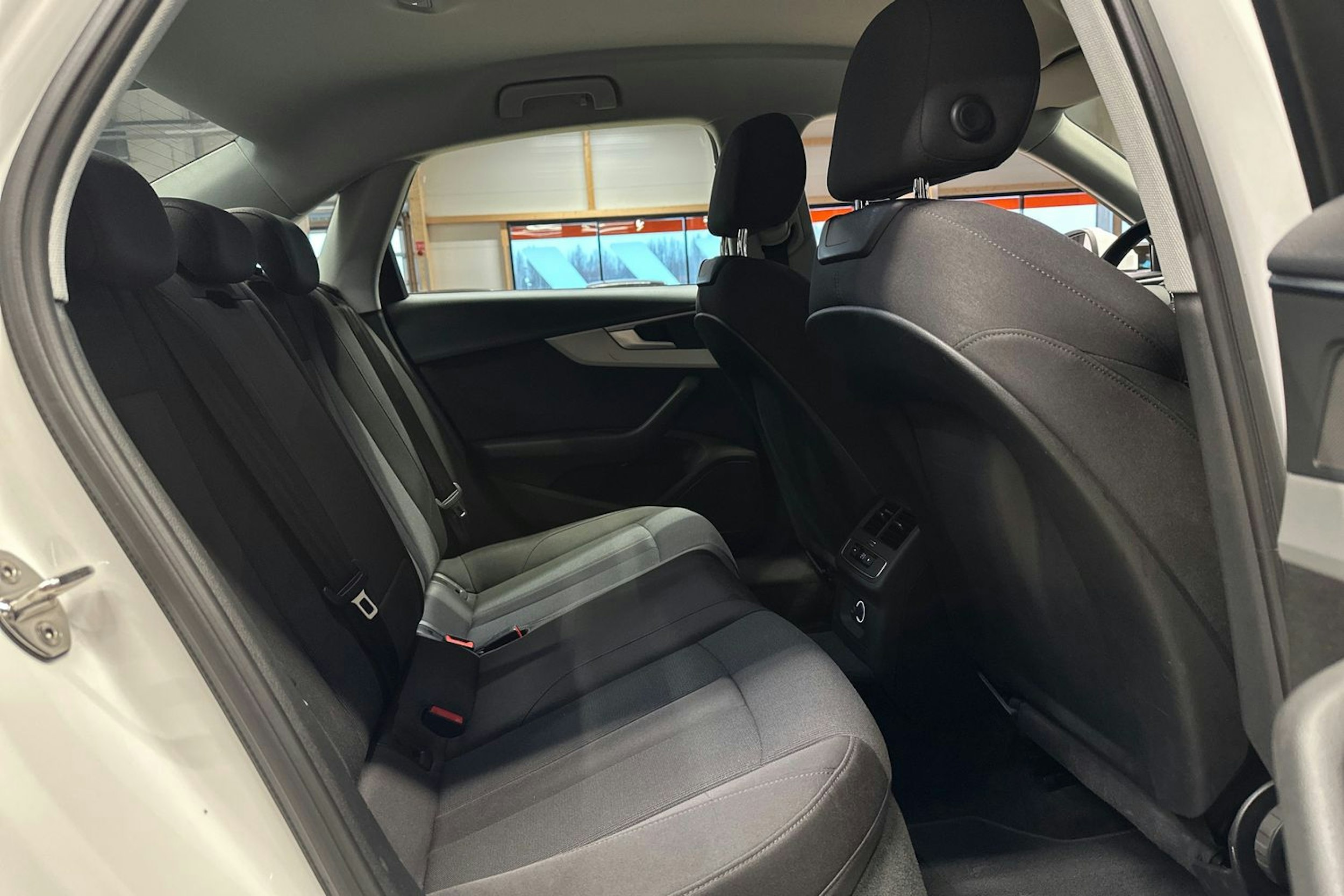 valkoinen Audi A4 2020 kuva 16.