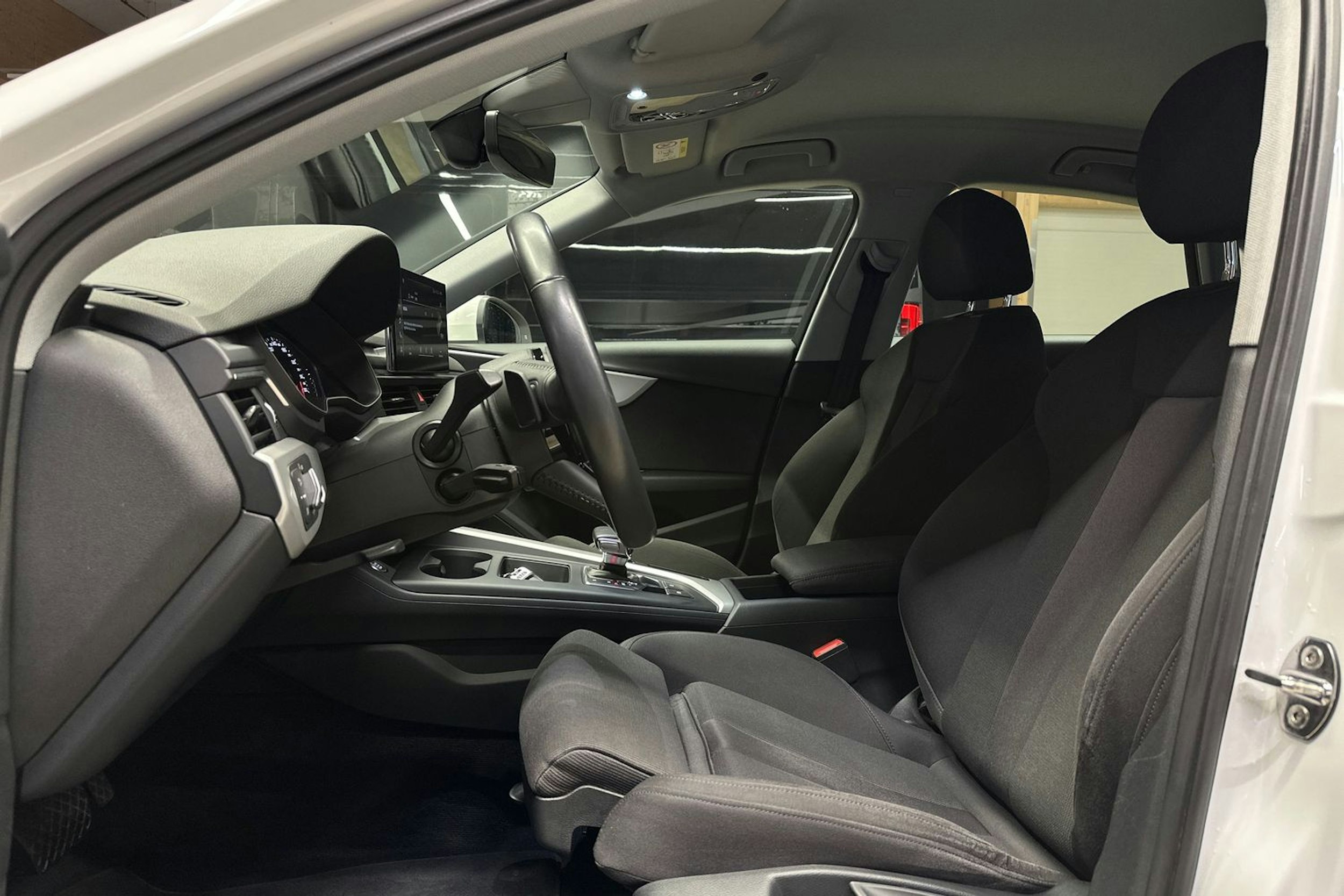 valkoinen Audi A4 2020 kuva 17.