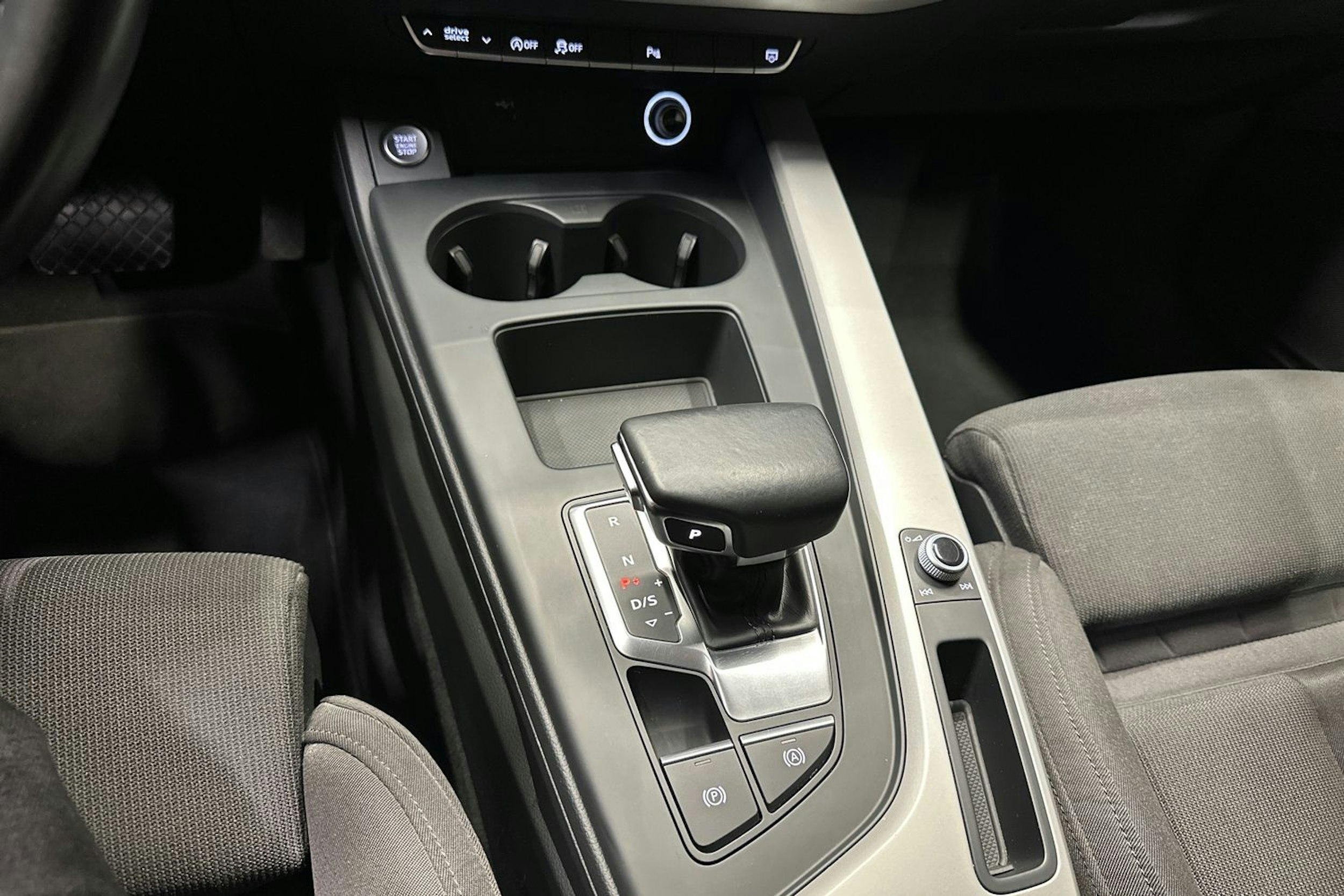 valkoinen Audi A4 2020 kuva 23.