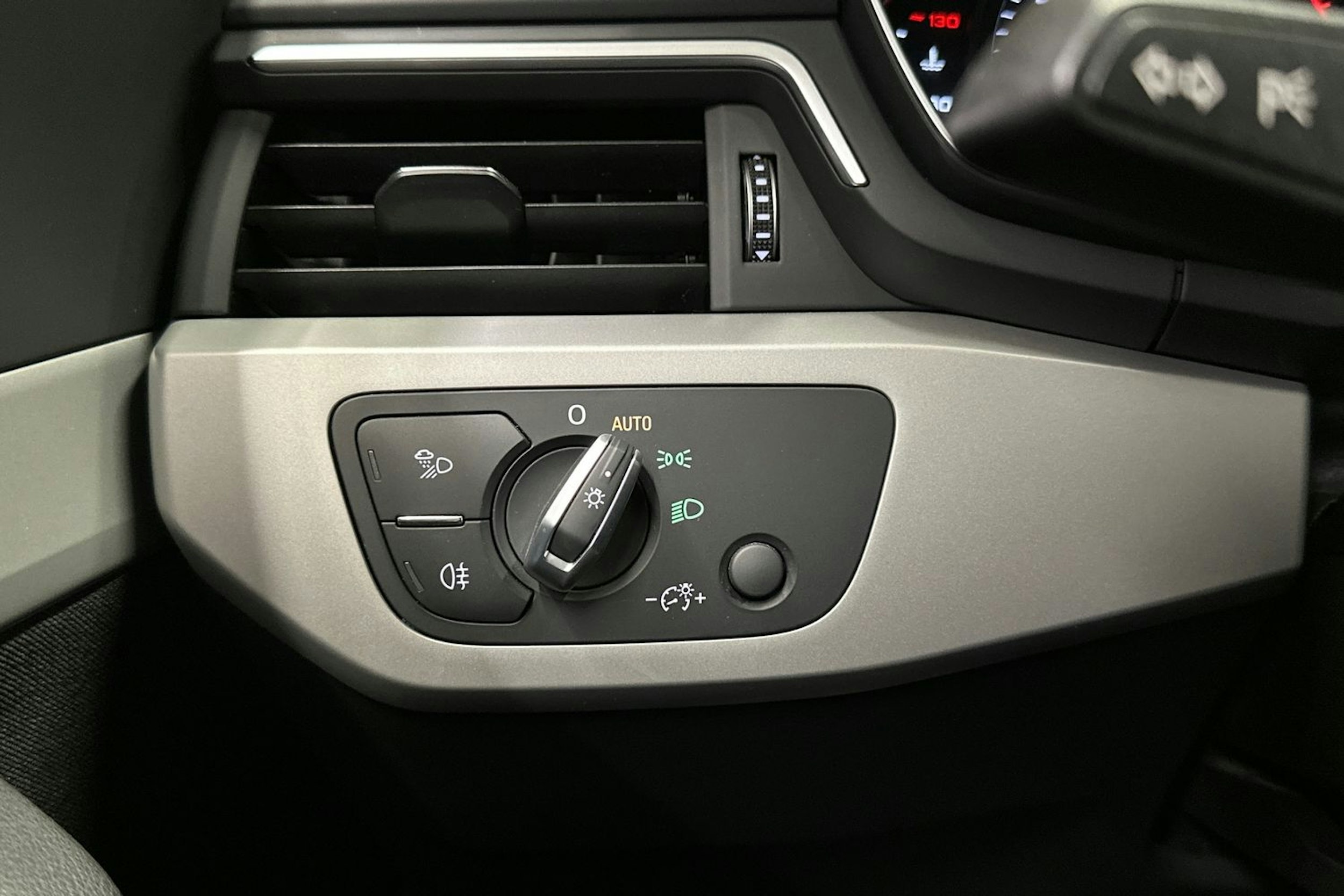 valkoinen Audi A4 2020 kuva 30.