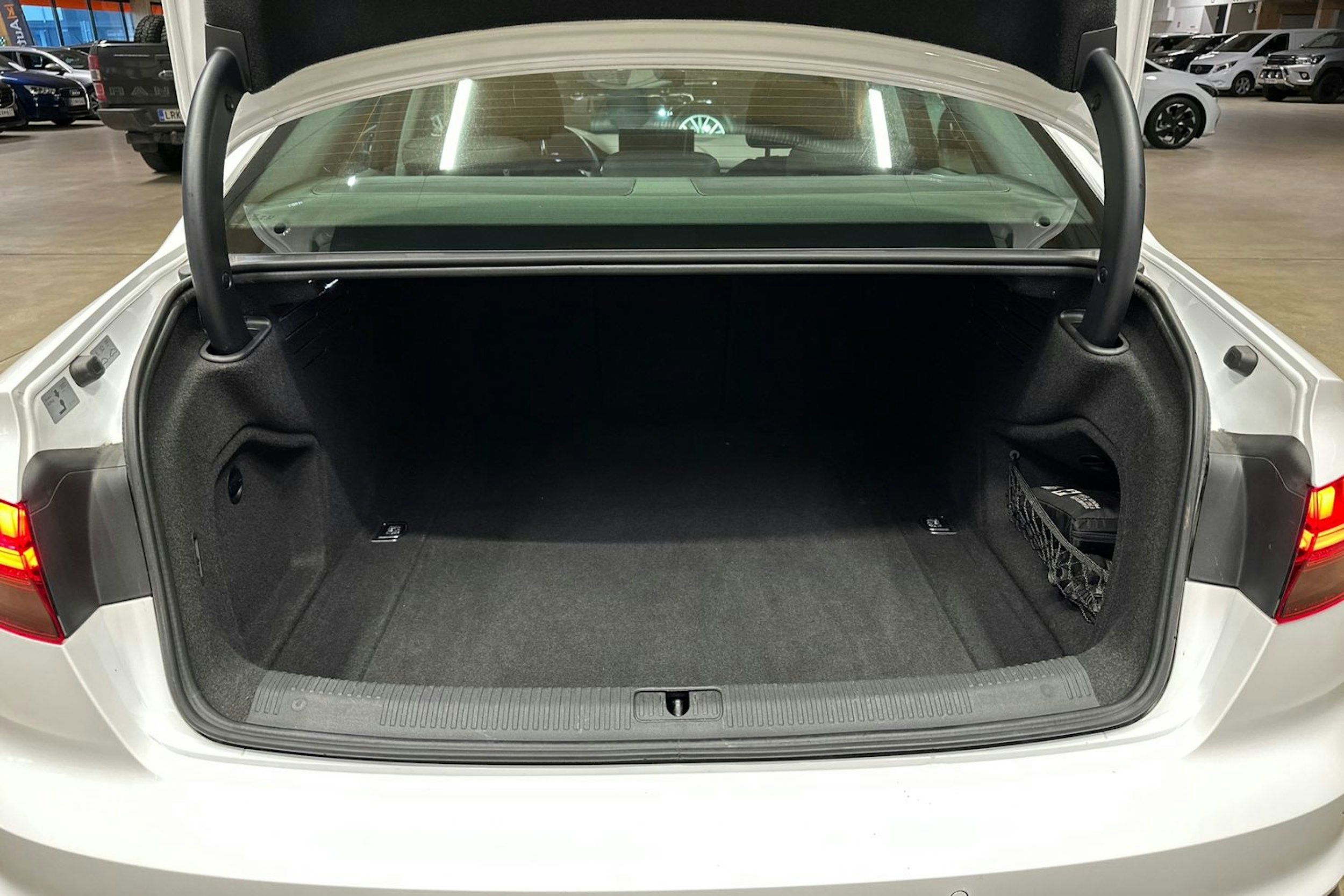 valkoinen Audi A4 2020 kuva 32.