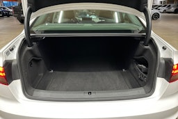 valkoinen Audi A4 2020 kuva 32.