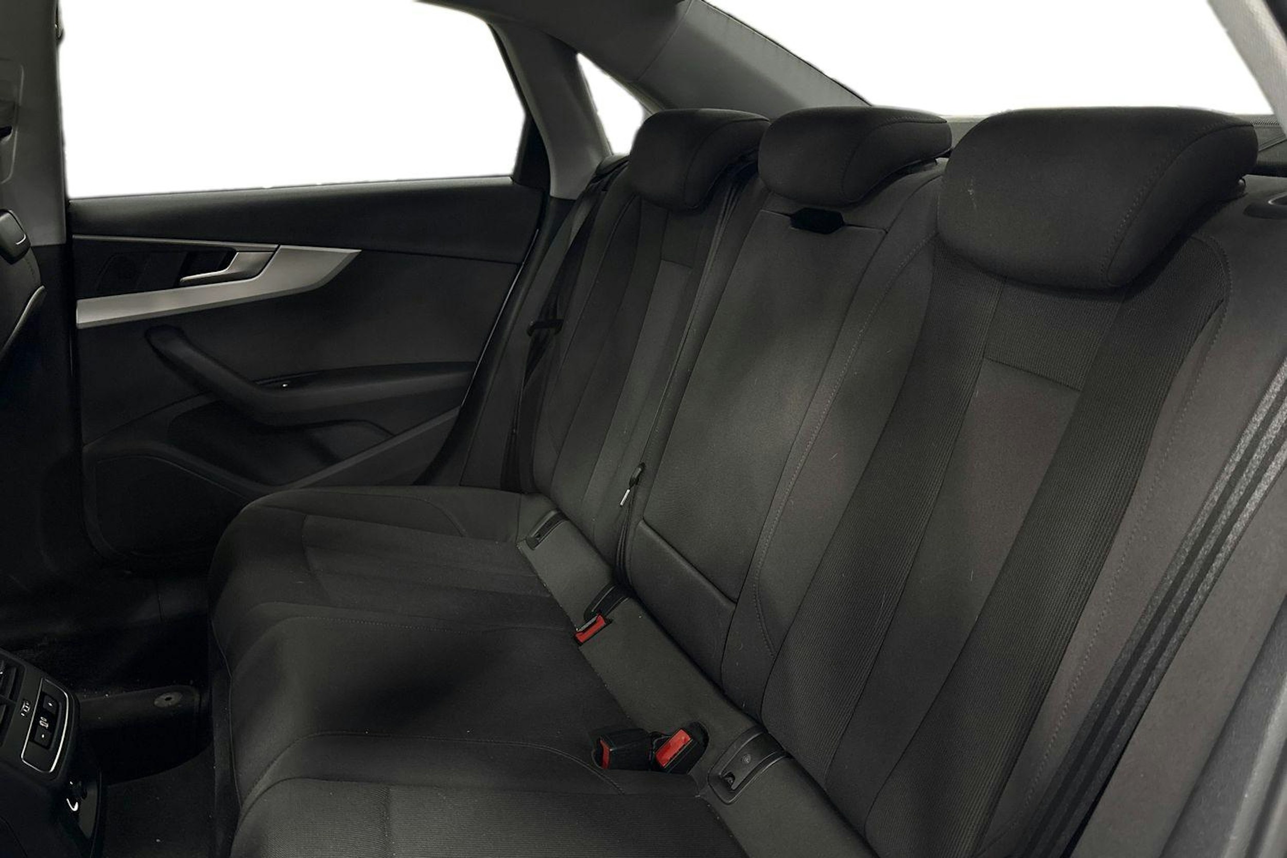 valkoinen Audi A4 2020 kuva 10.