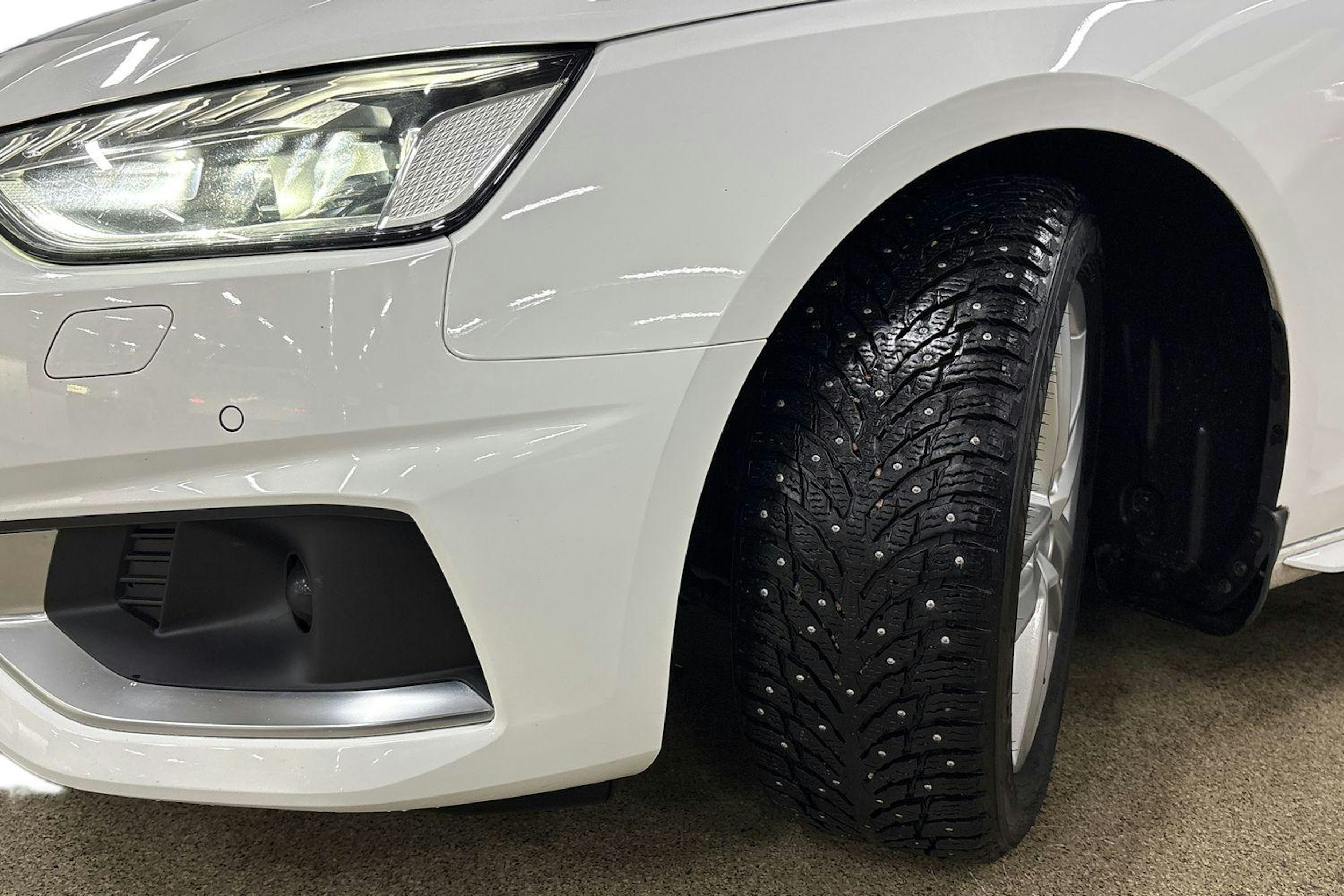 valkoinen Audi A4 2020 kuva 11.