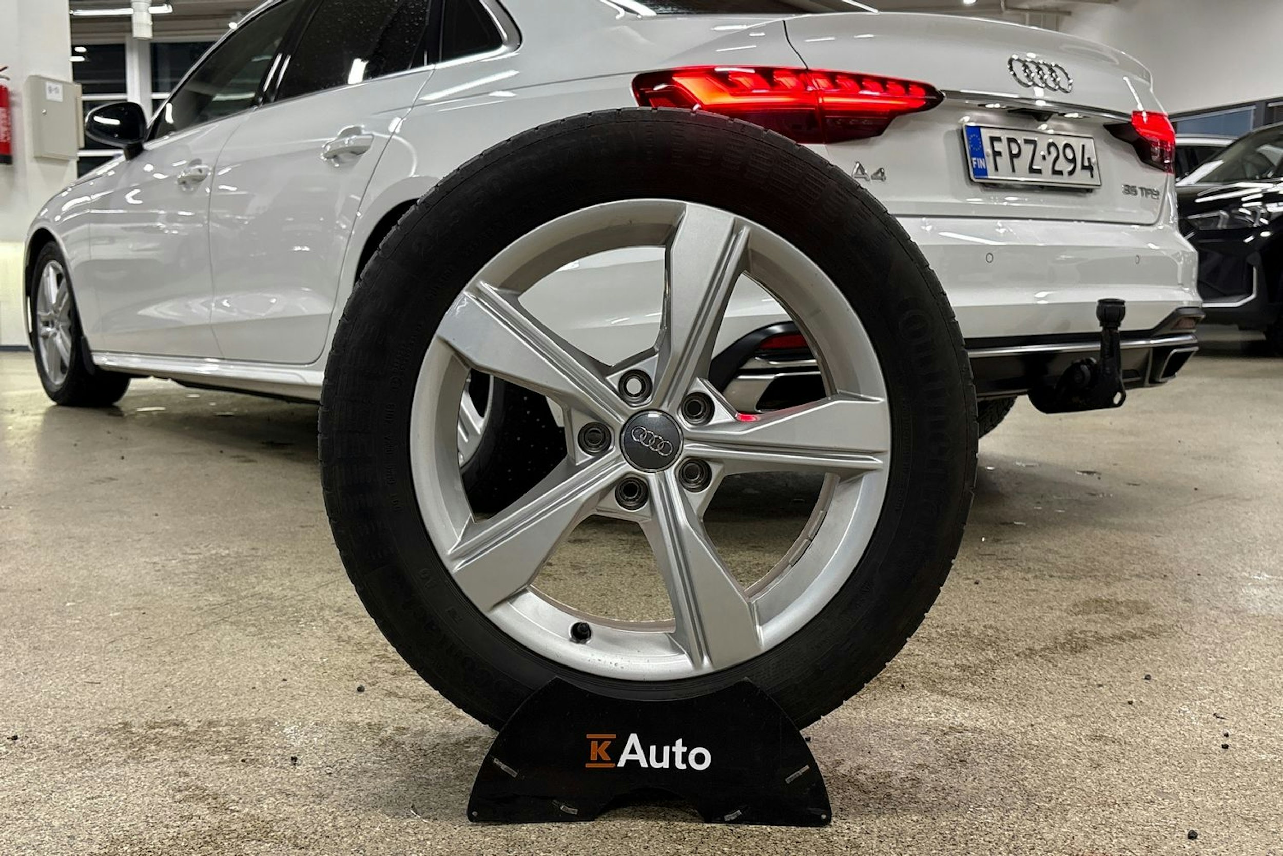 valkoinen Audi A4 2020 kuva 32.