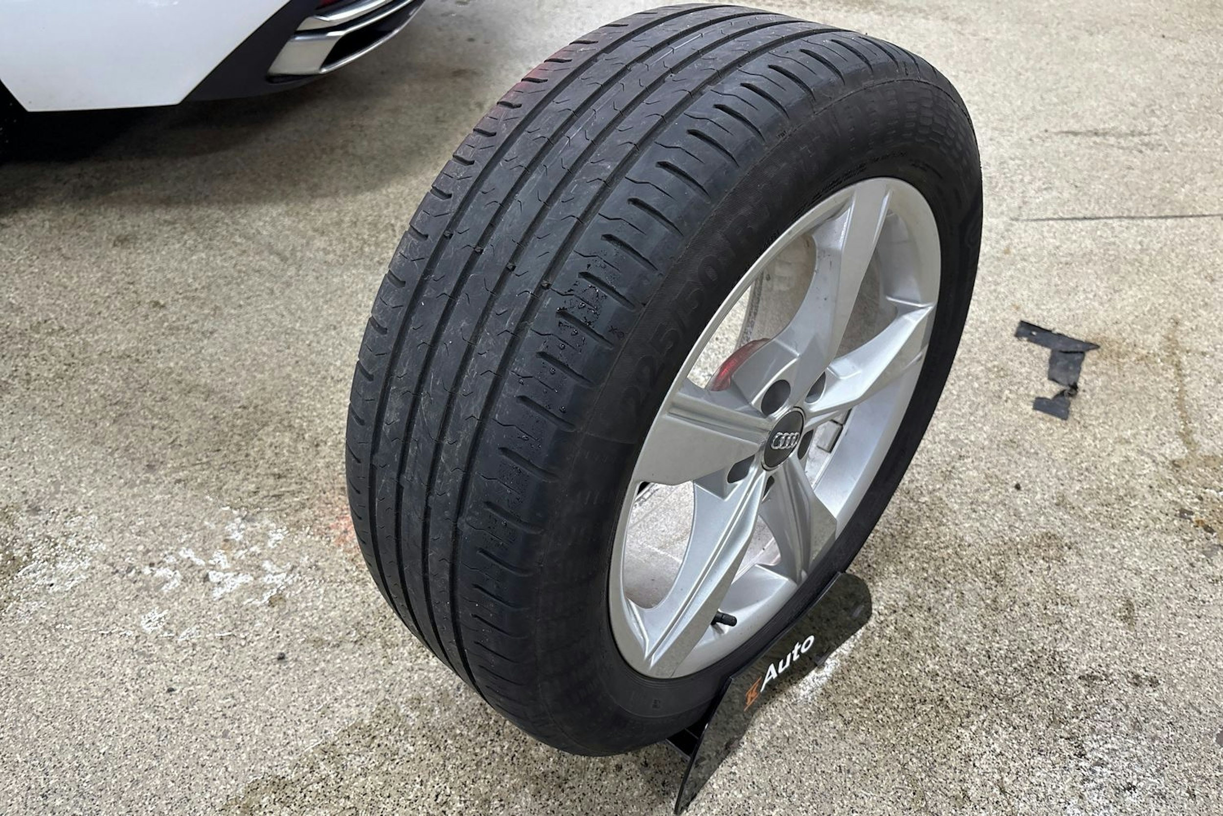 valkoinen Audi A4 2020 kuva 33.