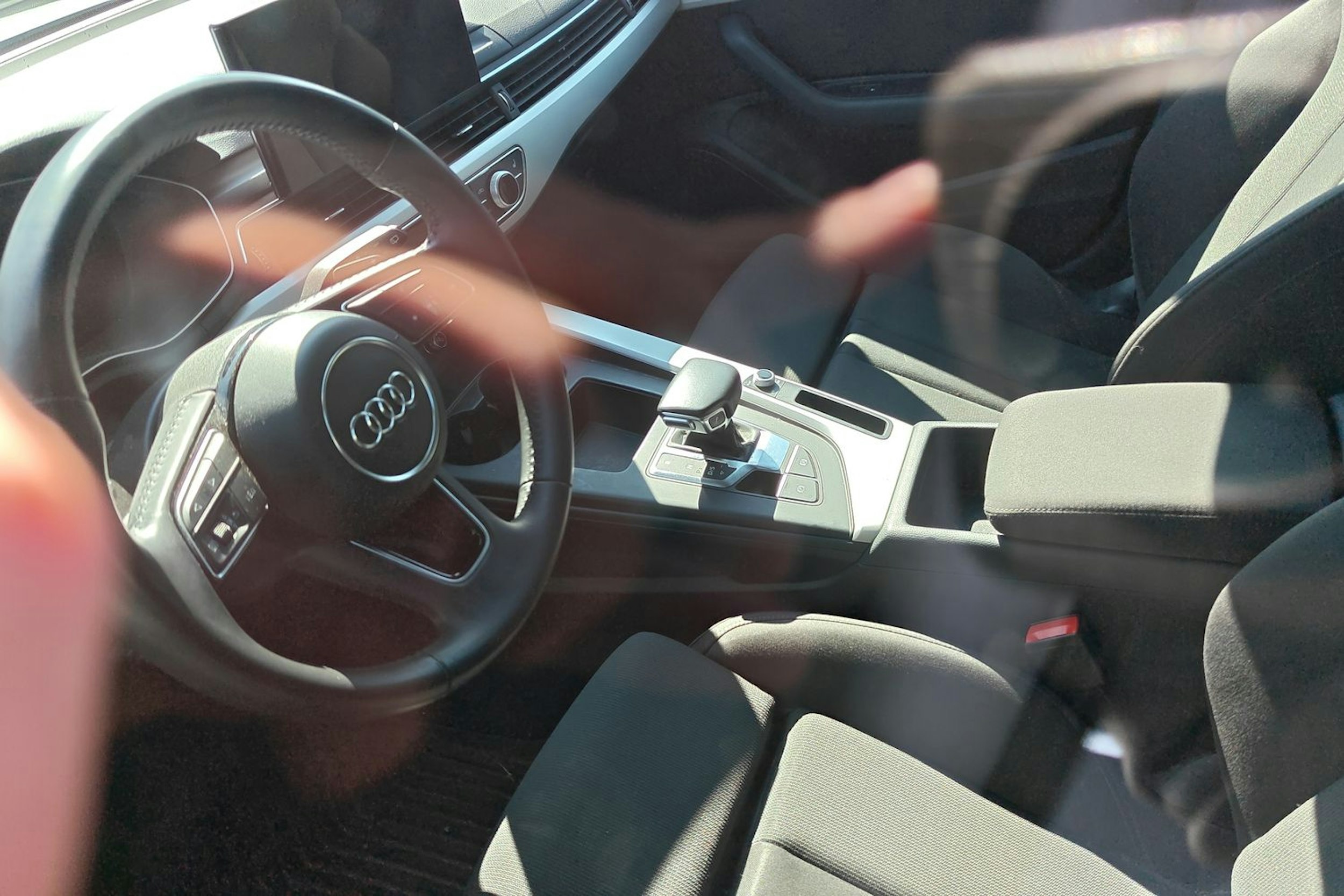 valkoinen Audi A4 2020 kuva 3.