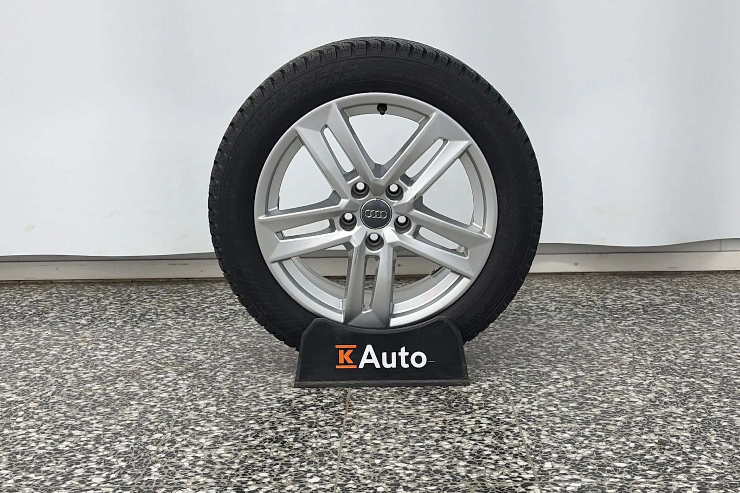 Valkoinen Audi A4 2020 kuva 13.