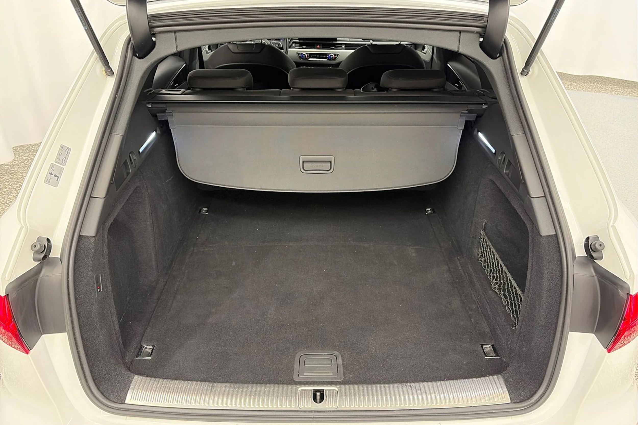 Valkoinen Audi A4 2020 kuva 15.