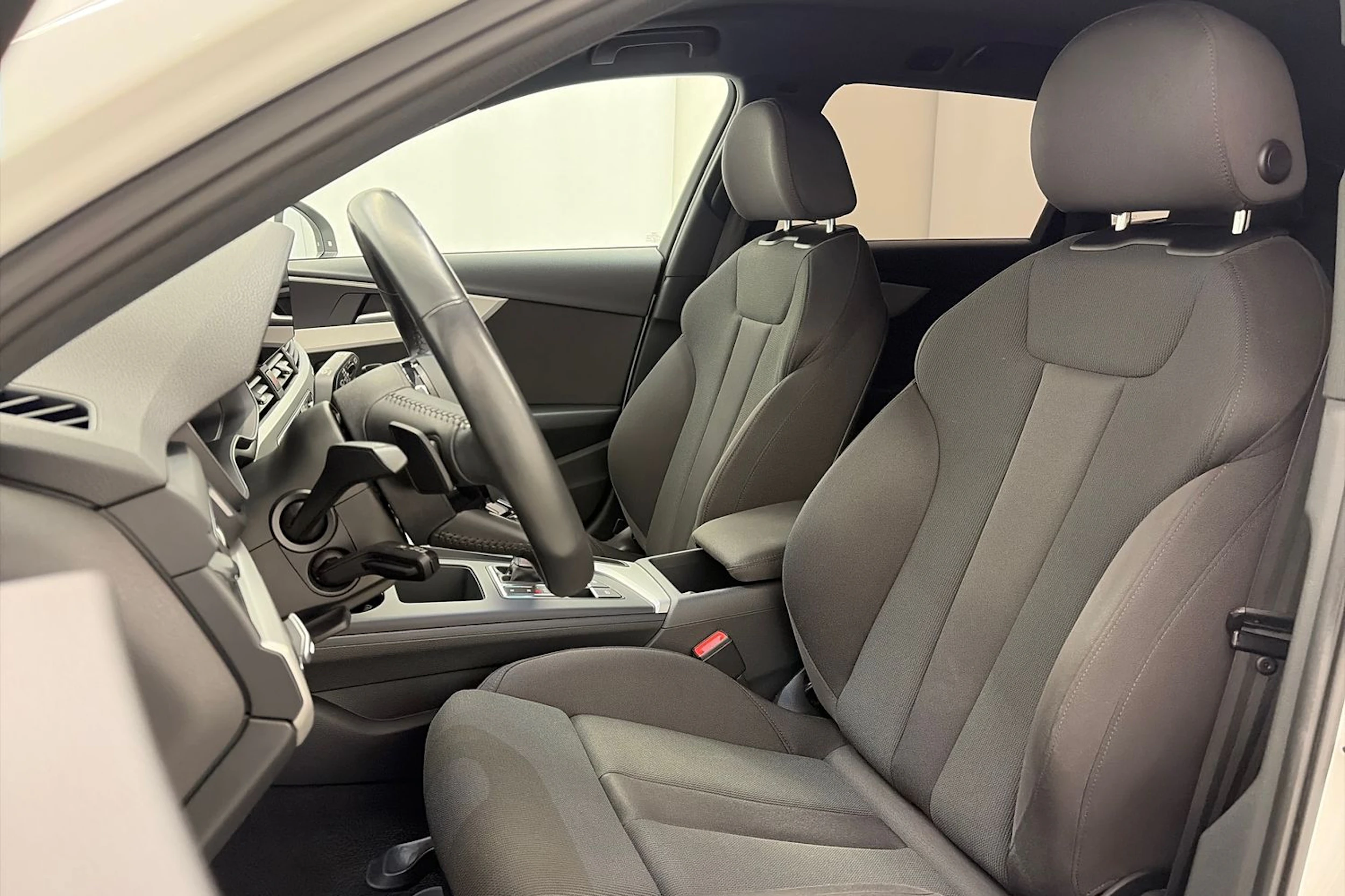 Valkoinen Audi A4 2020 kuva 18.