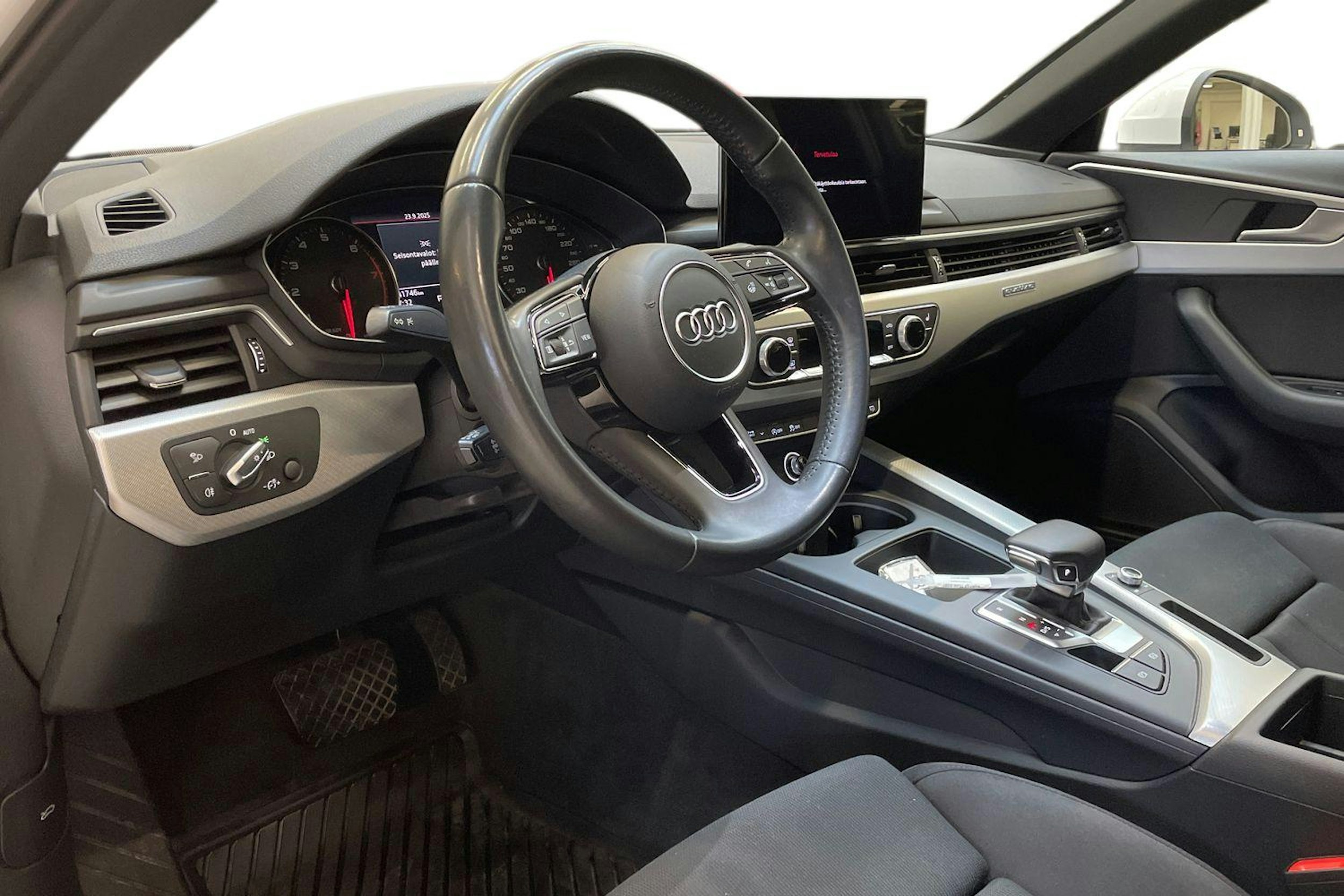 valkoinen Audi A4 2020 kuva 6.