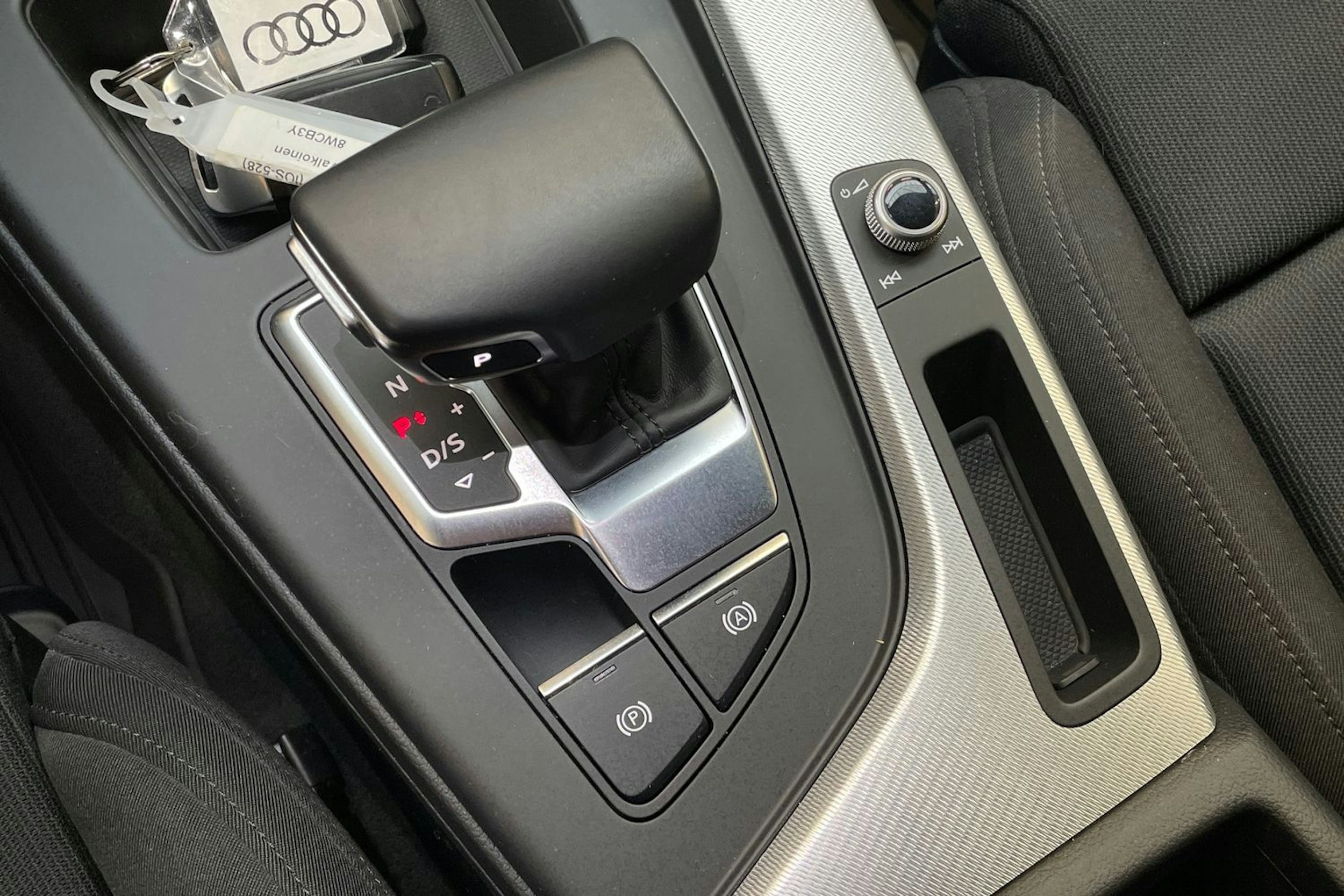valkoinen Audi A4 2020 kuva 18.