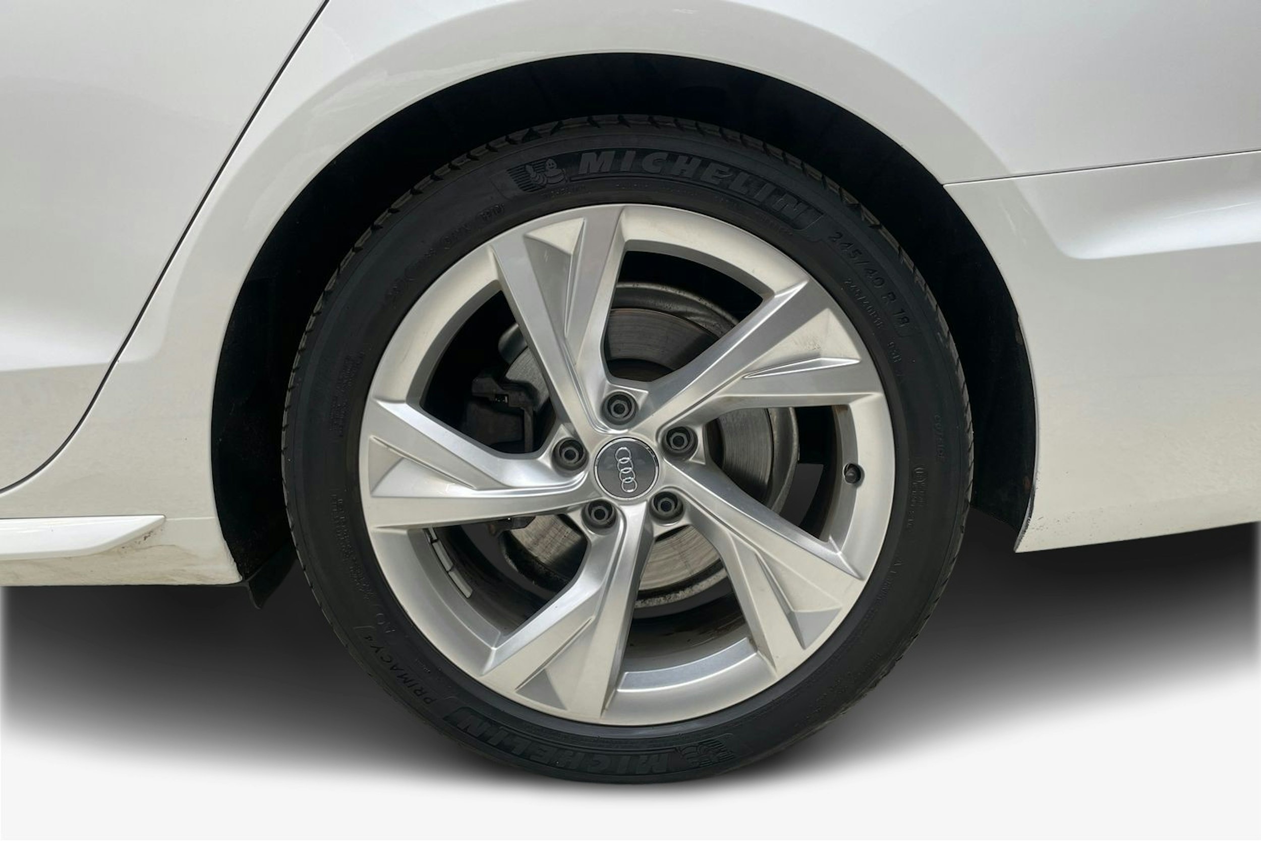 valkoinen Audi A4 2020 kuva 11.